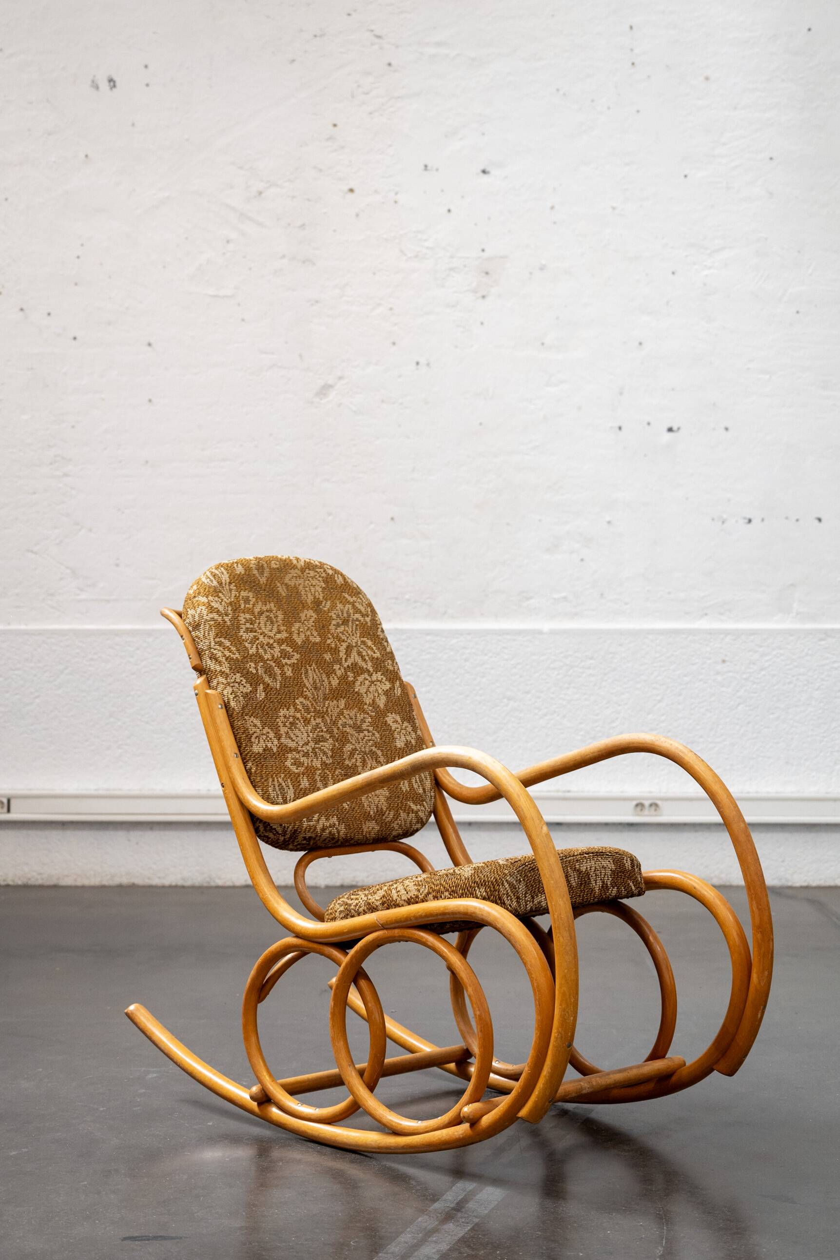 Rocking chair en bois courbé