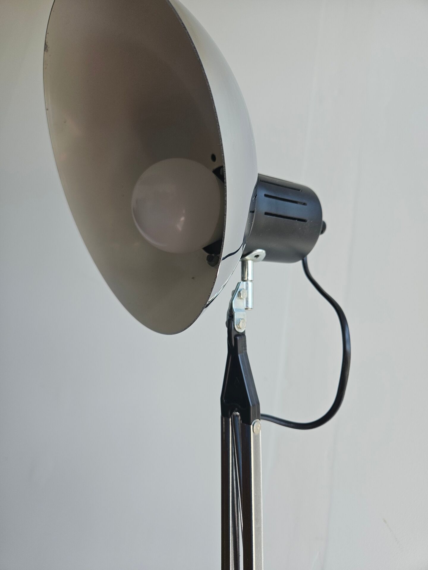 Articulated desk lamp