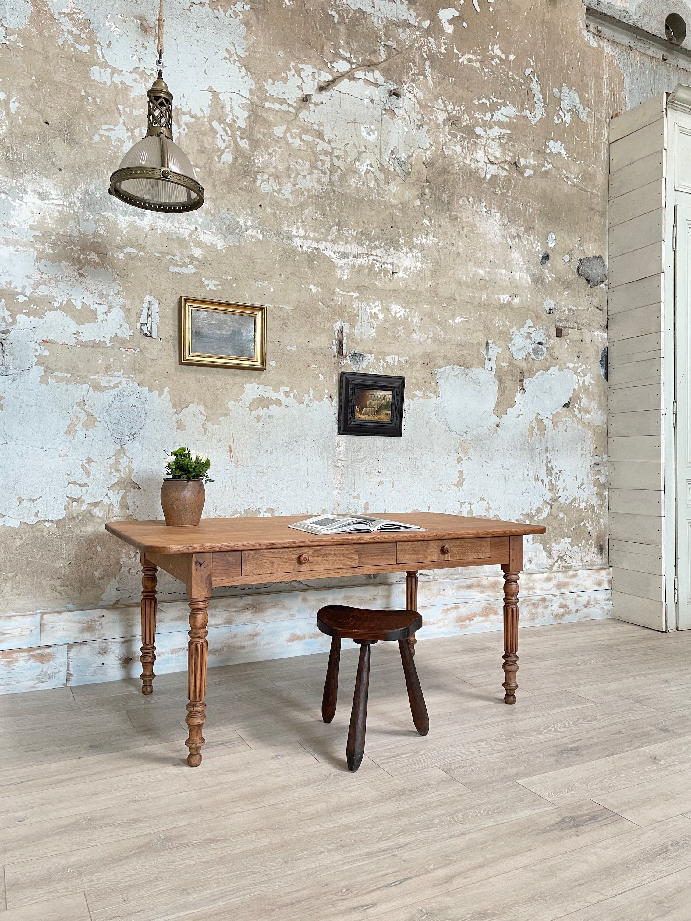 Table with turned legs in solid wood