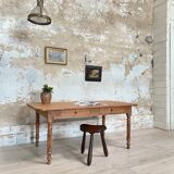 Table with turned legs in solid wood