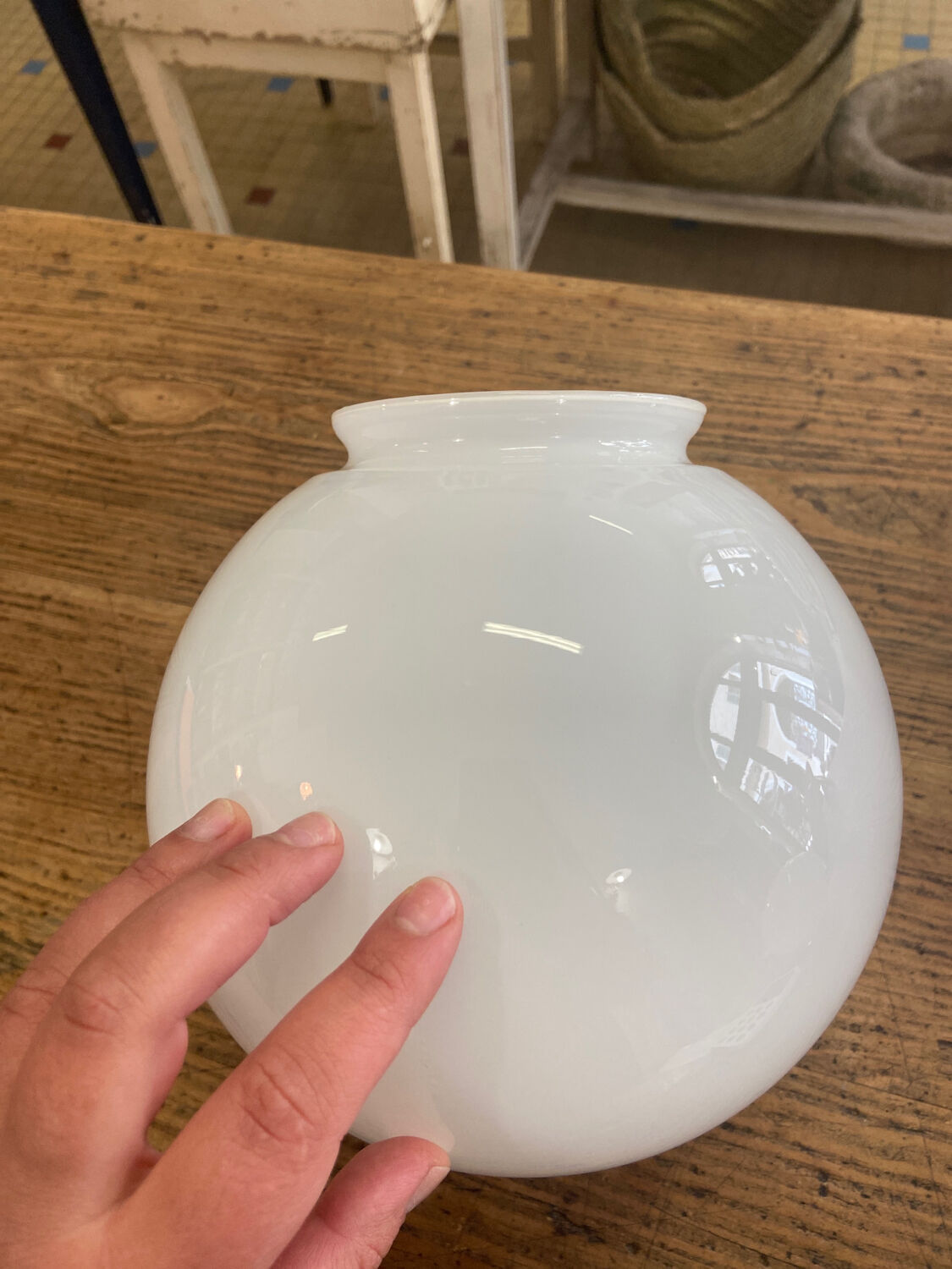 Old globe in white opaline 20cm