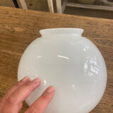 Globe ancien en opaline blanche 20cm