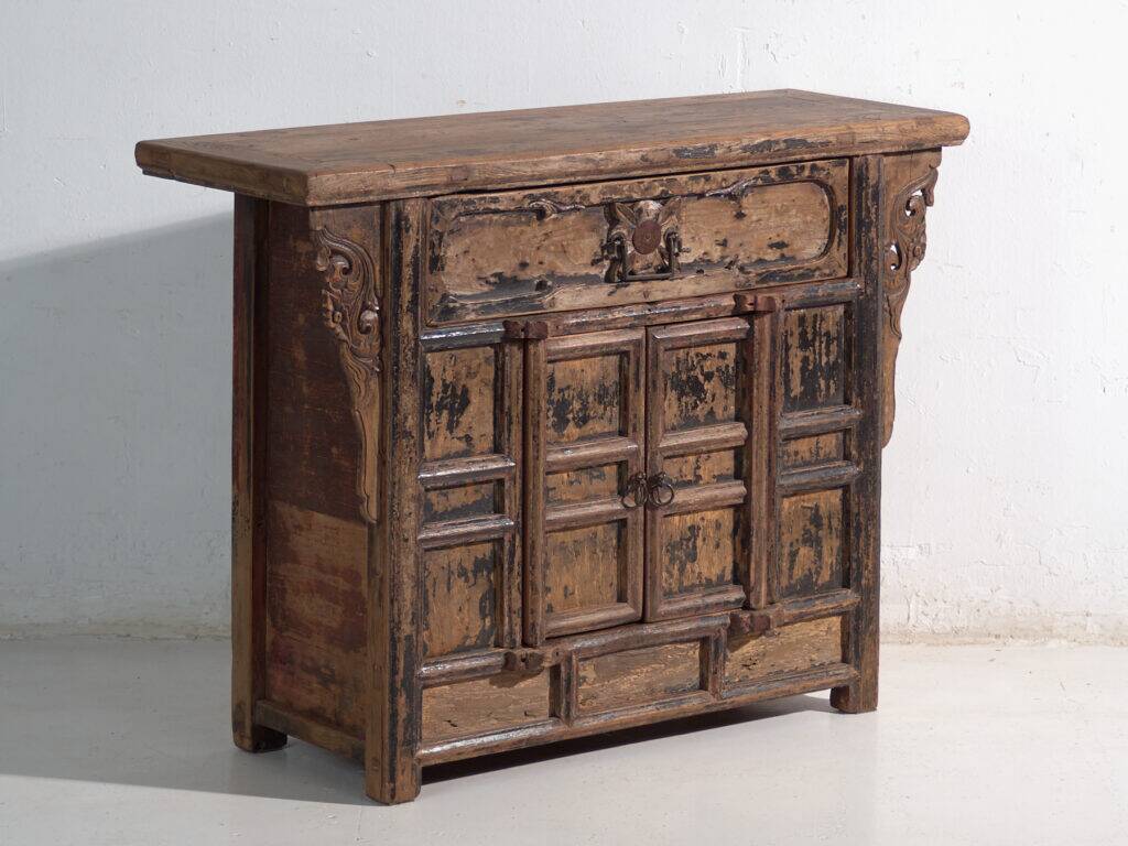 Buffet ancien en pin à panneaux sculptés – Chine, vers 1900