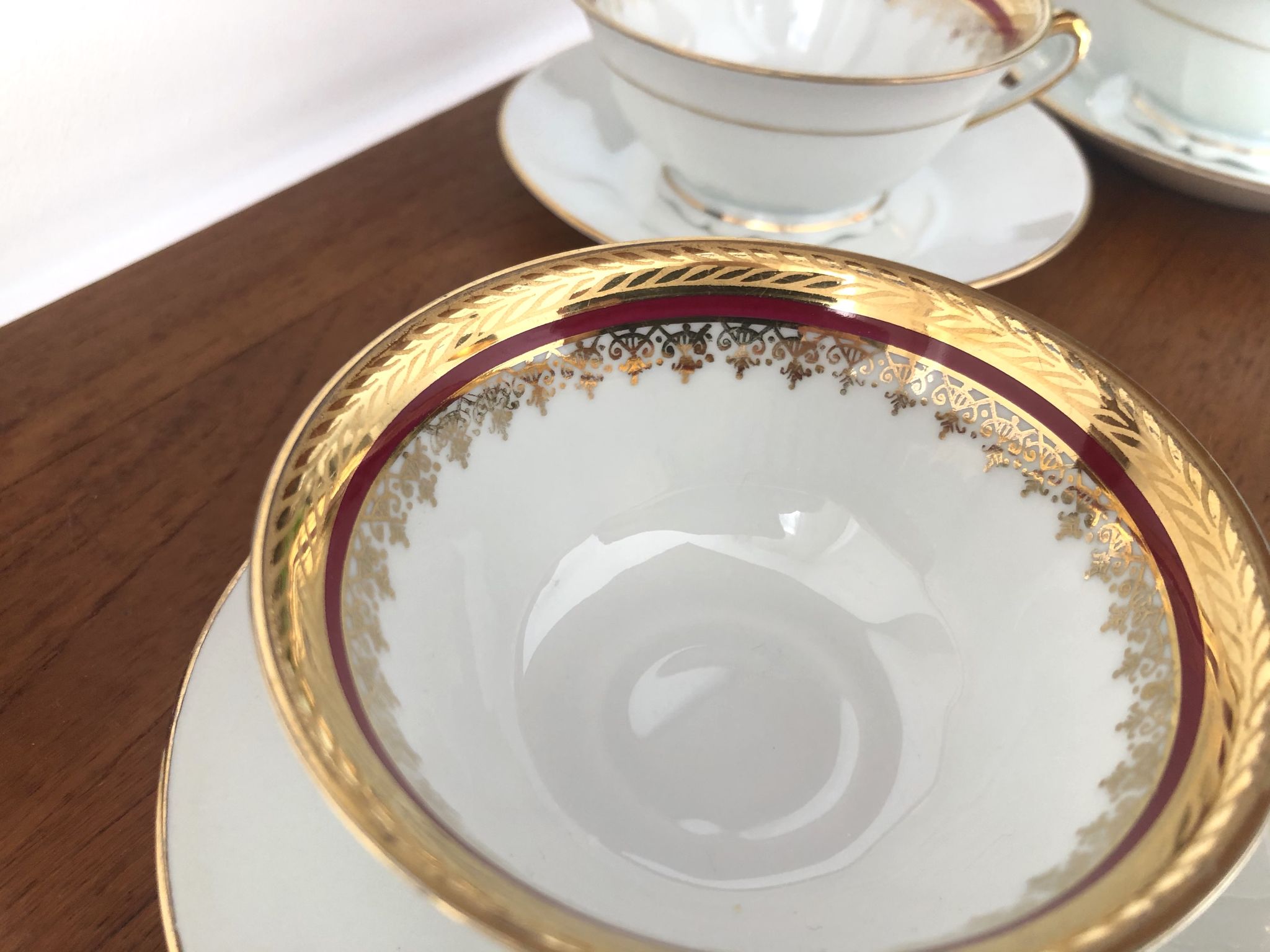 Vintage coffee cups made of fine Limoges porcelain - Raspberry and golden décor