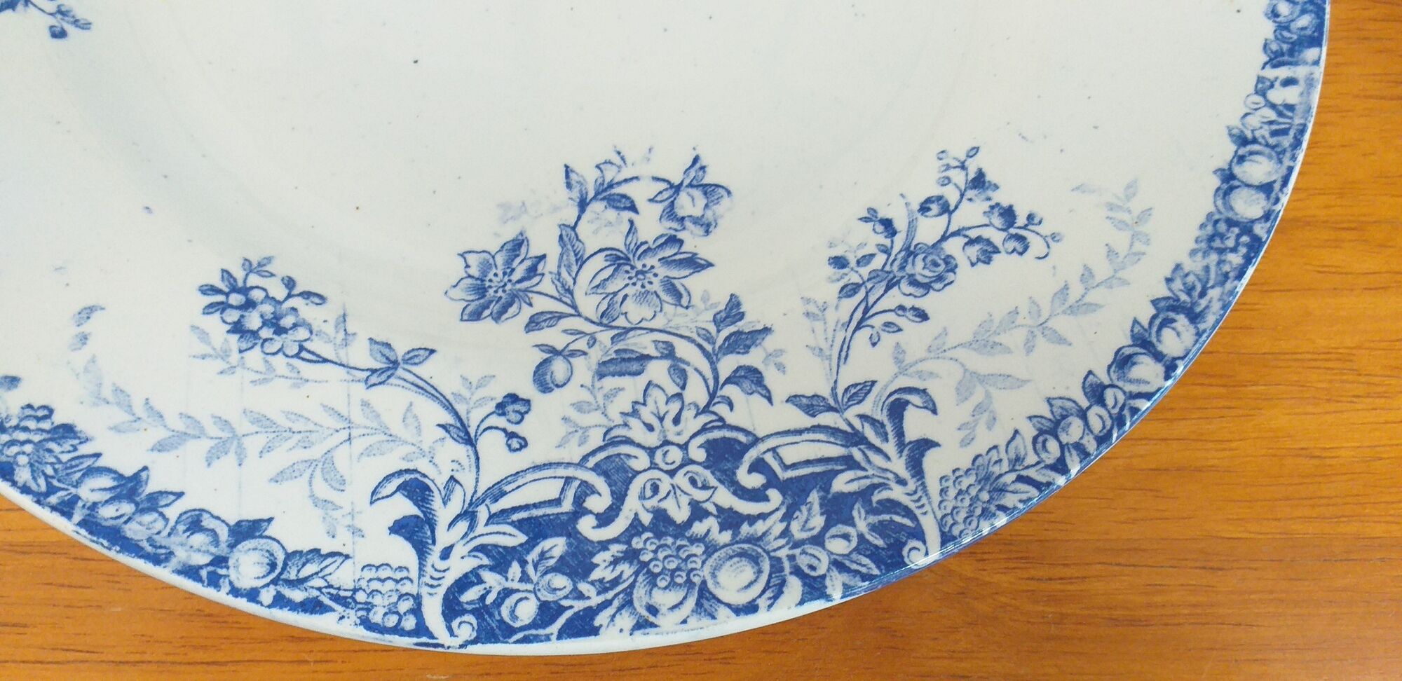 Porcelain plate St Amand model Fruits blue