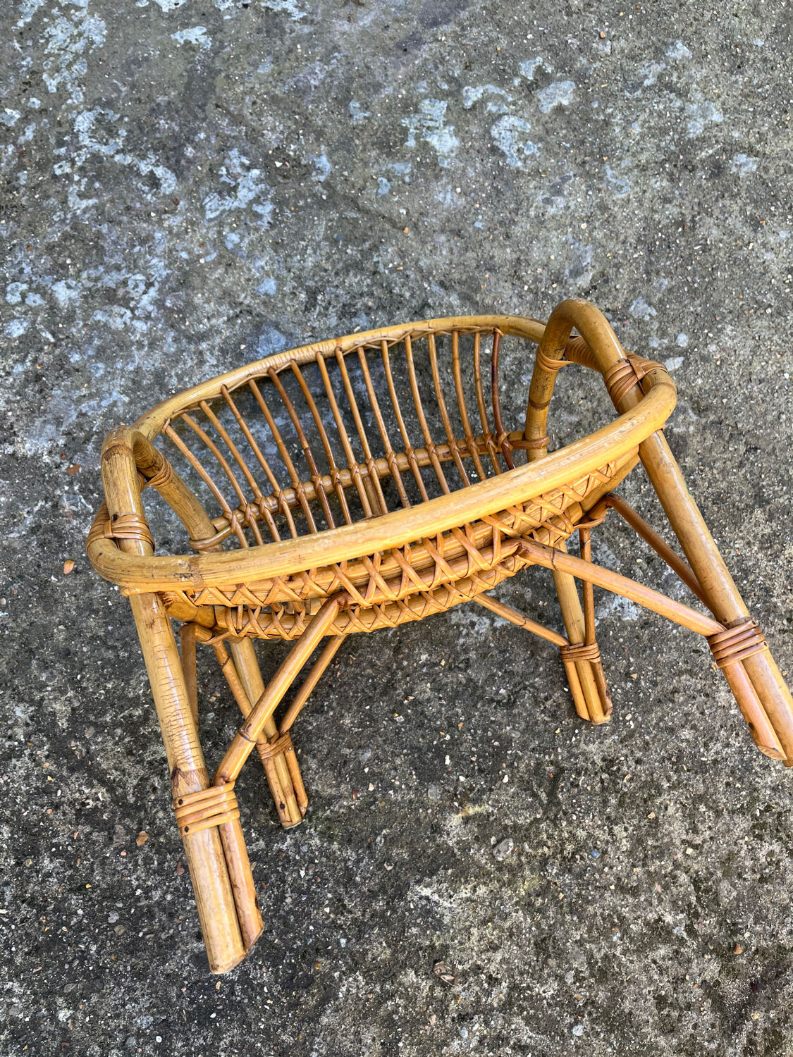 Bureau et fauteuil enfant en rotin vintage