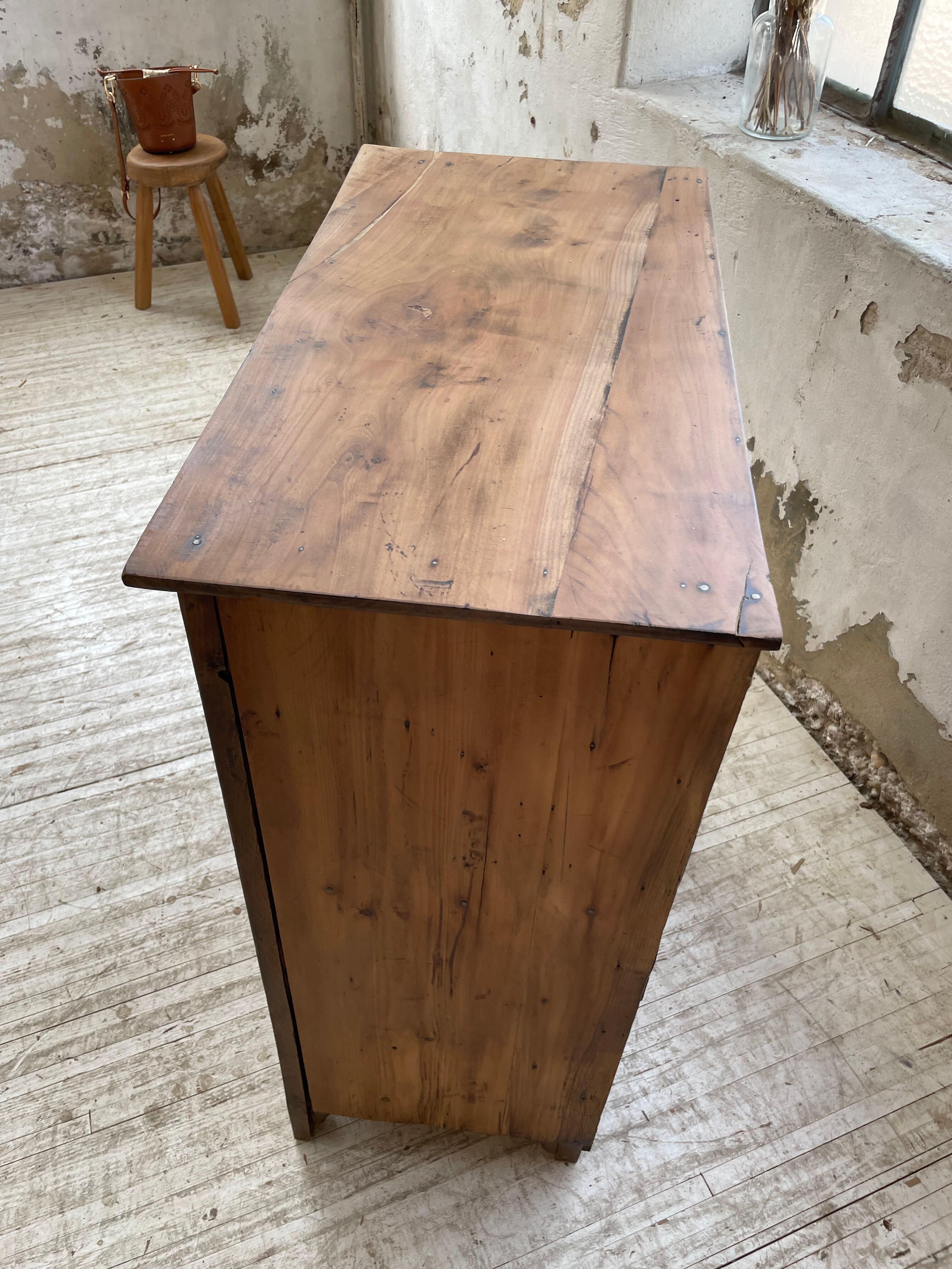 Buffet in oak and pine wood