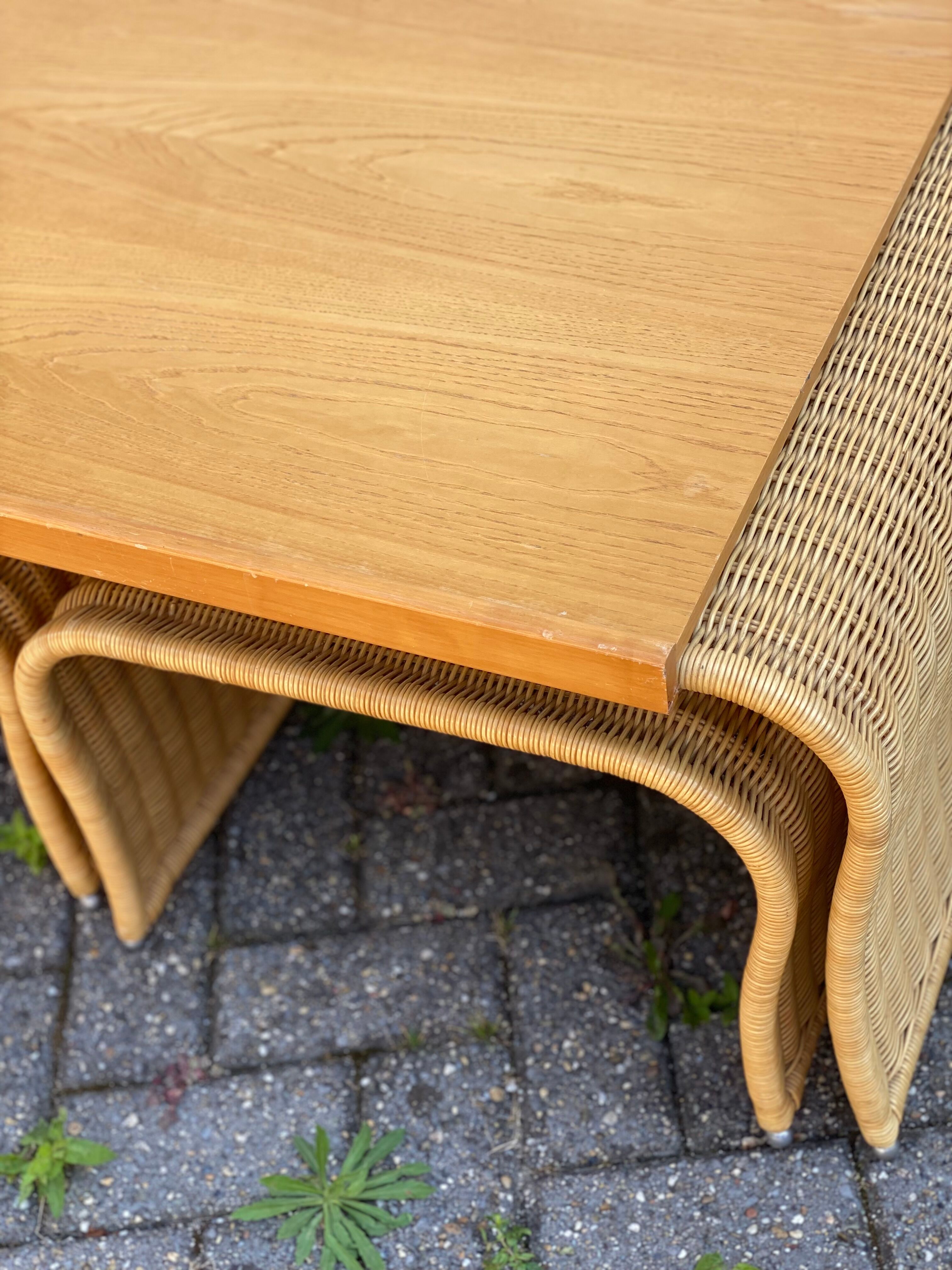 Pine wood and ratan table with 2 ottomans