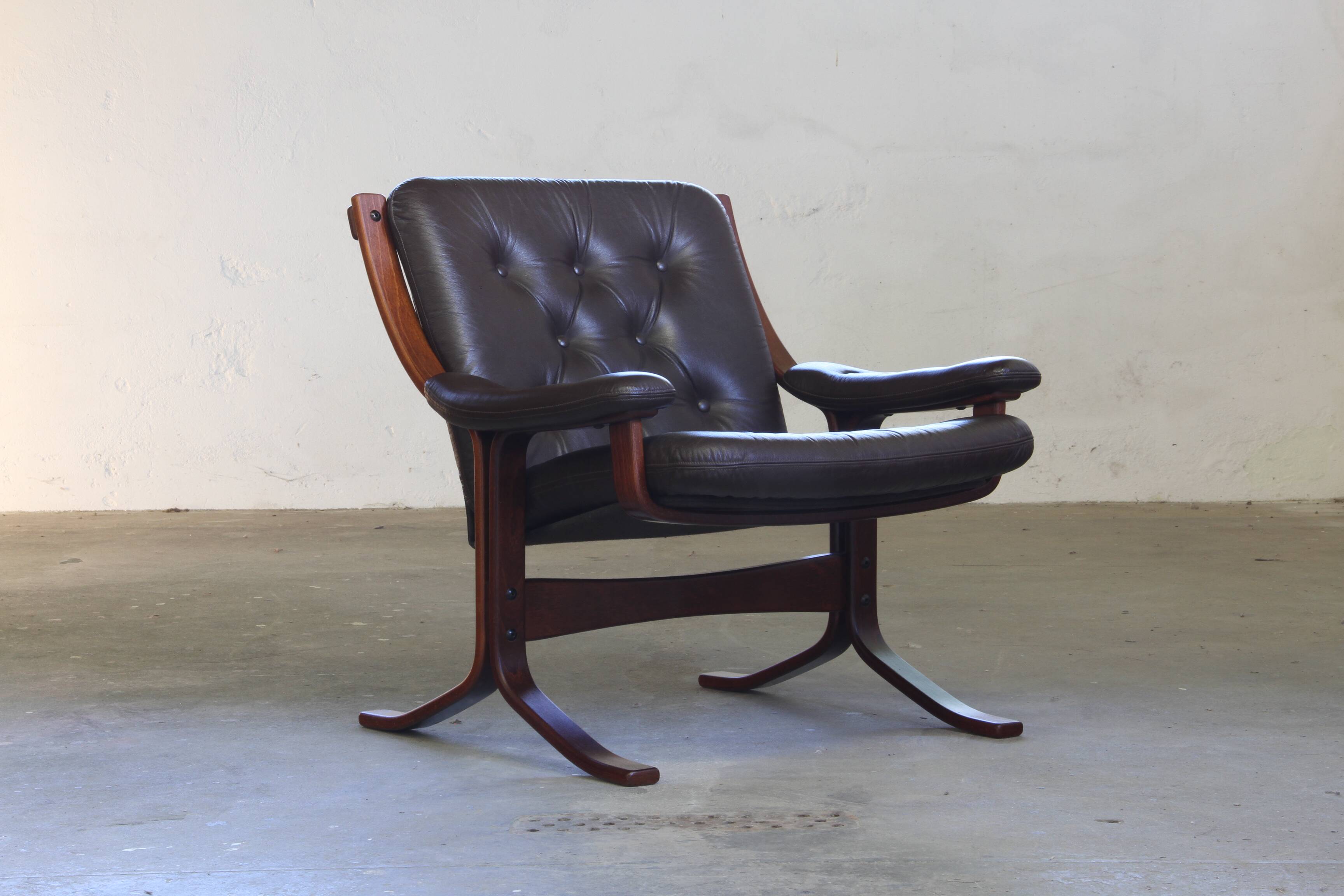 Paire de fauteuils lounge modernistes norvégiens des années 1970, attribués à Jon Hjortdal.
