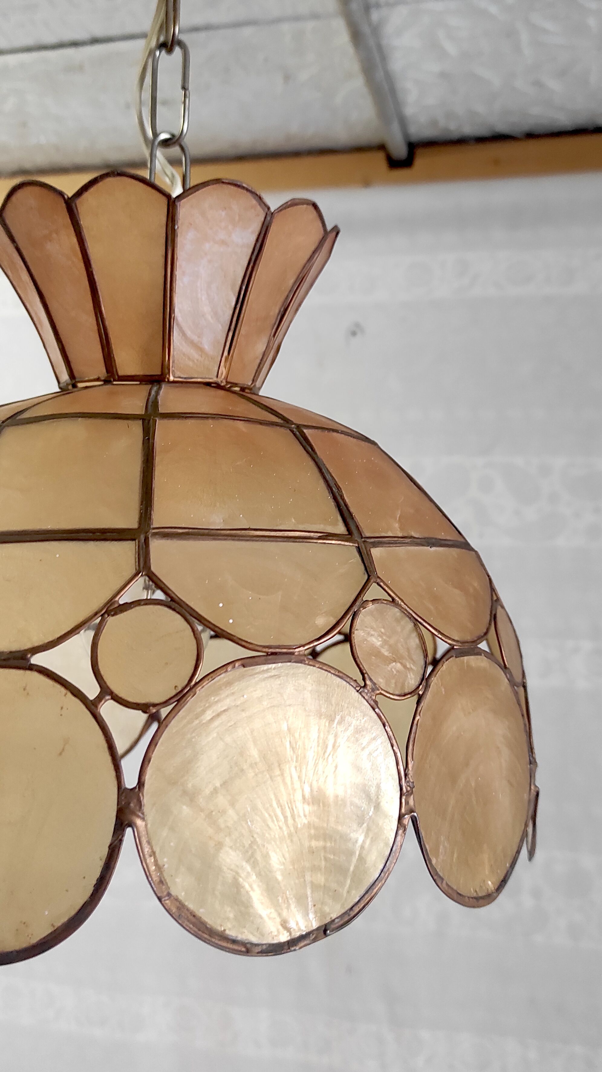 Pendant lamp in amber mother-of-pearl and brass – 60s/70s