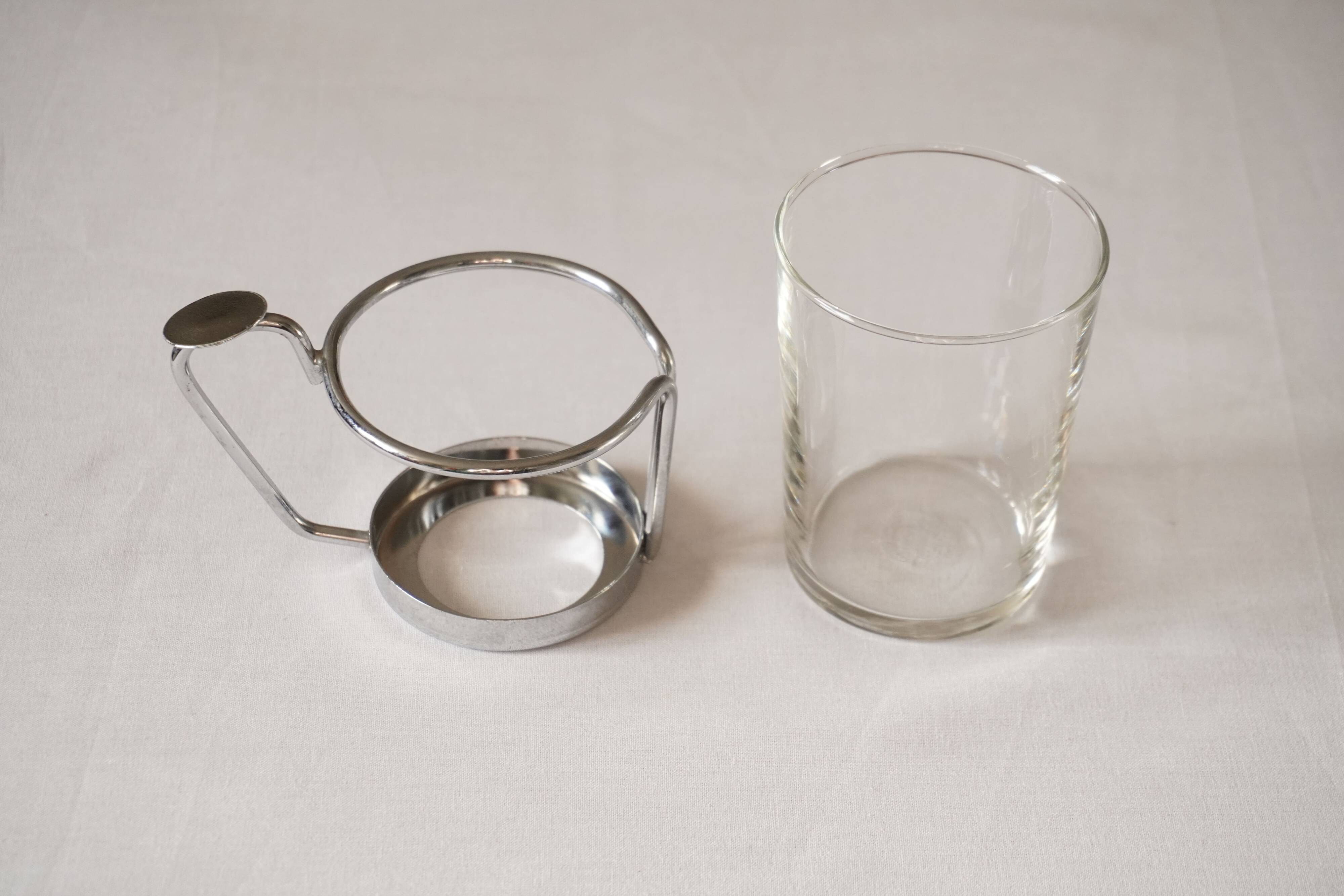 Lot de 4 tasses, verre et support en métal, Duralex France