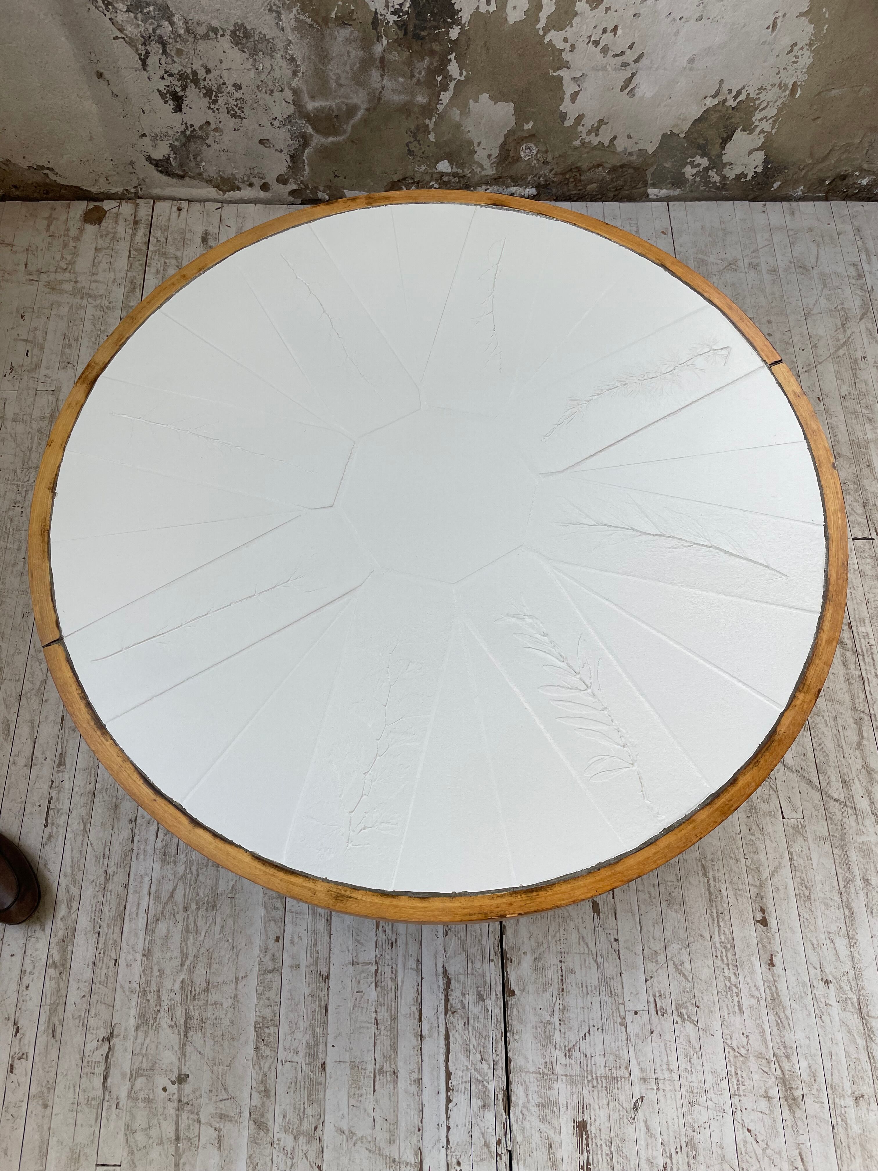 Round coffee table white ceramic and wood