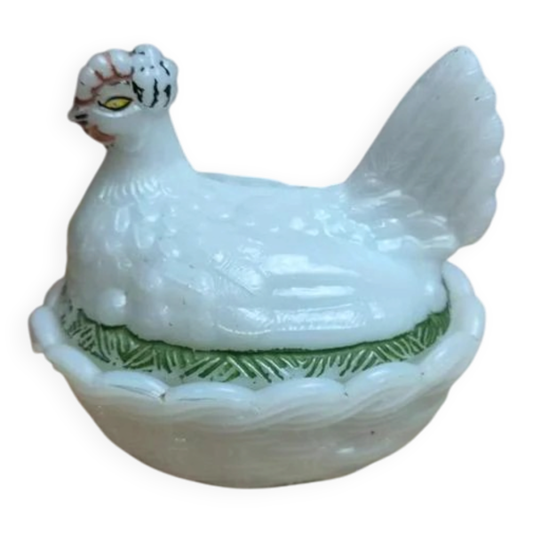 Petite poule couveuse en opaline blanche peinte ancienne