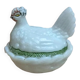 Petite poule couveuse en opaline blanche peinte ancienne
