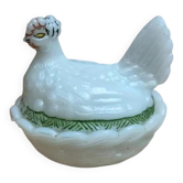Petite poule couveuse en opaline blanche peinte ancienne