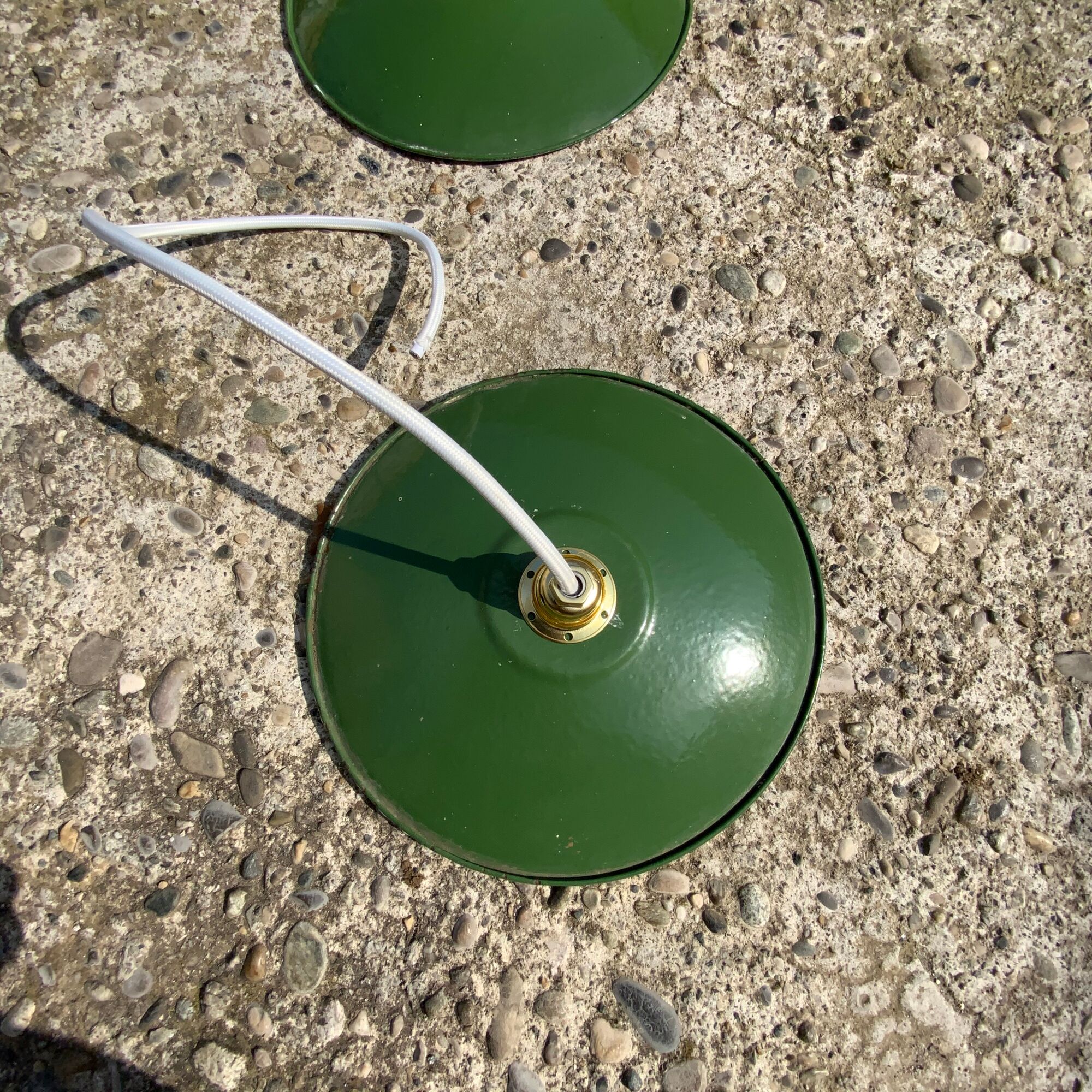 Pair of vintage suspension green and white enamelled sheet - 24 cm firm undue