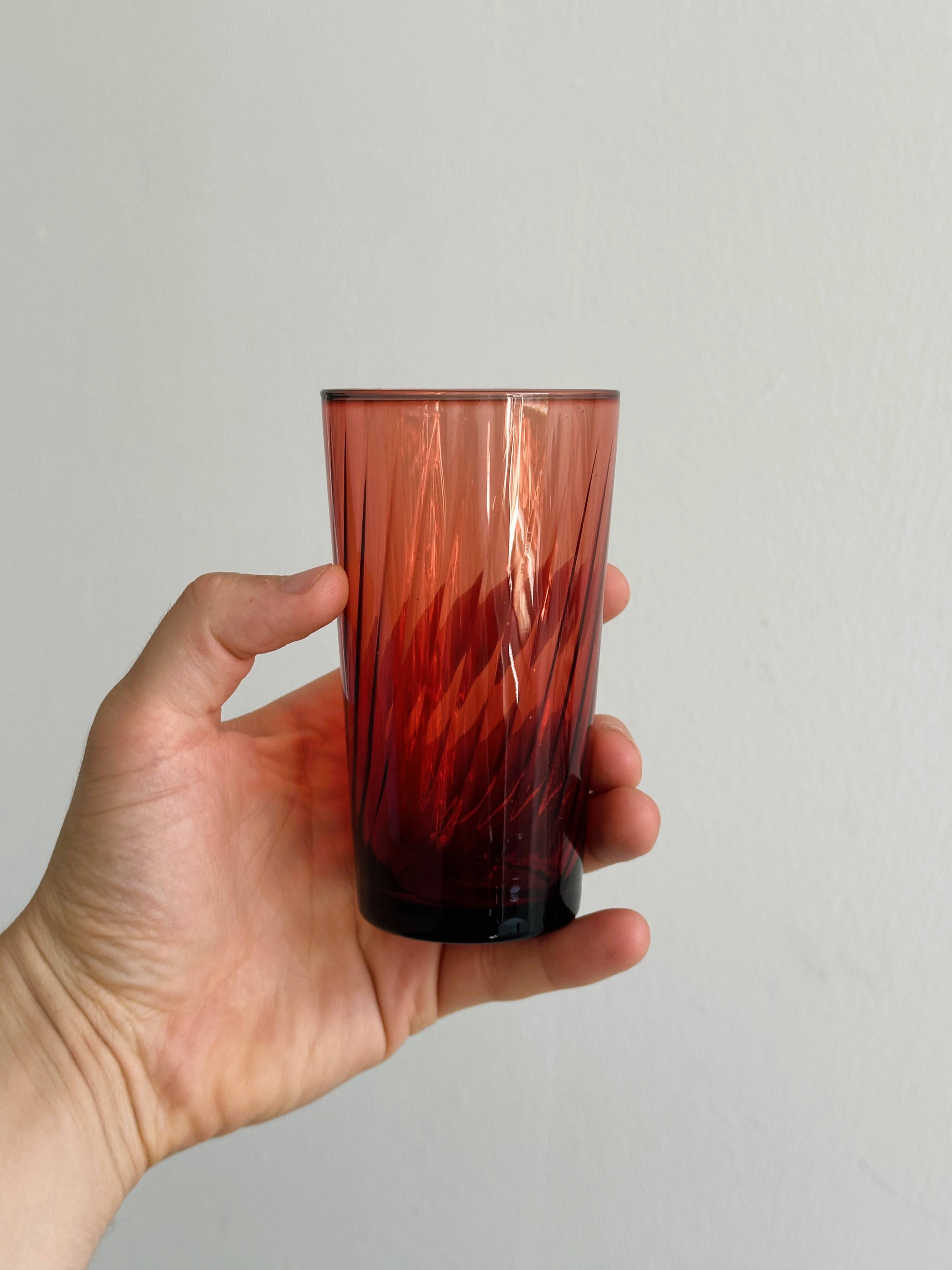 4 verres à eau rouges translucides.