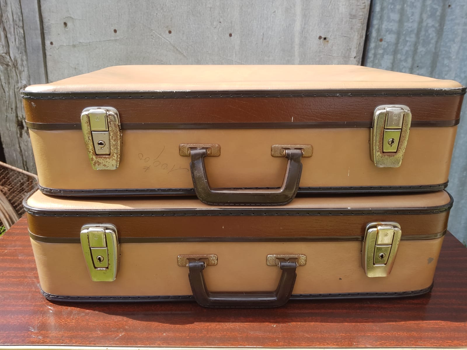 Paire ancienne valise carton marron & beige avec anse bakélite vintage