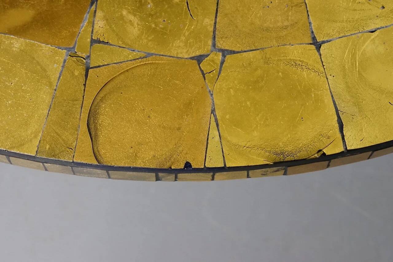 Table basse ornée d'une mosaïque à la feuille d'or 18 carats