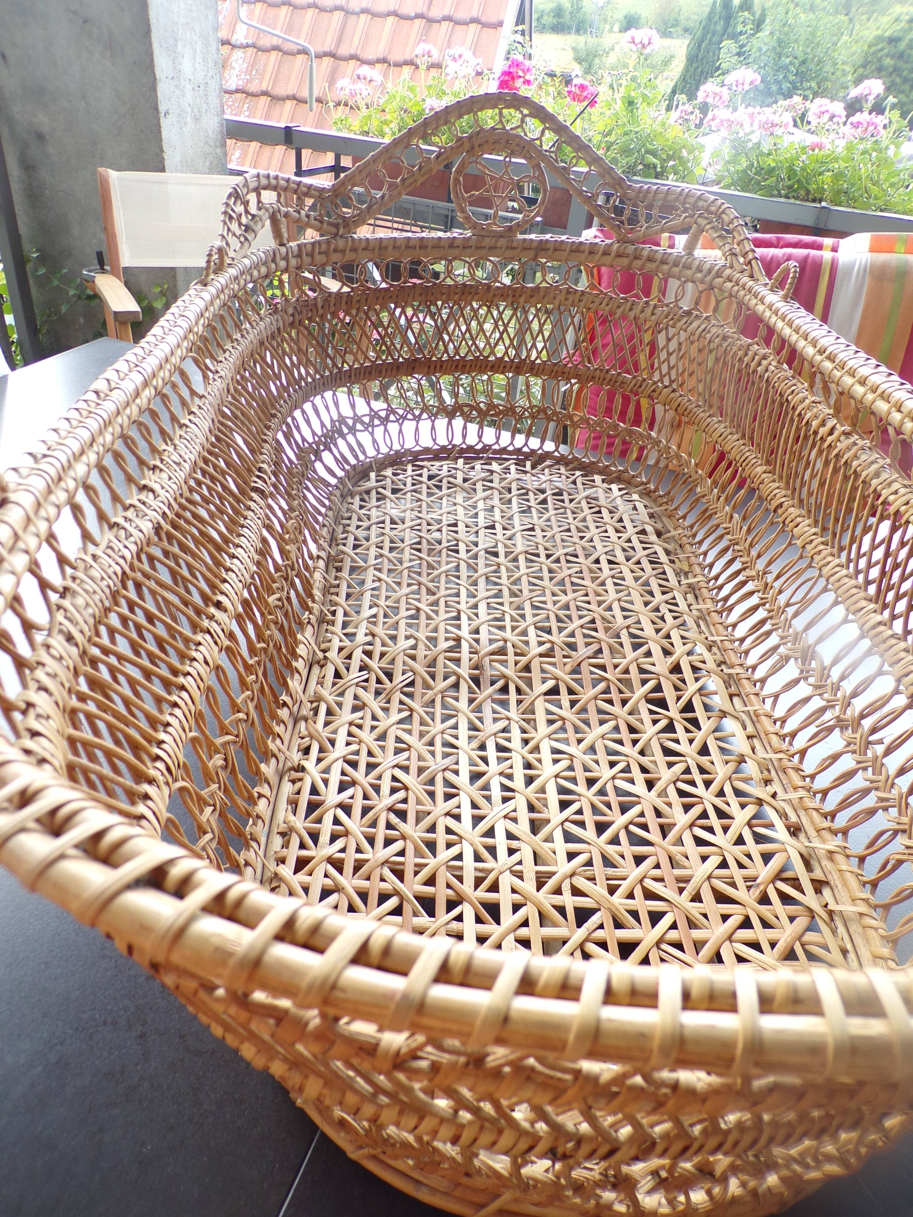 Wicker bassinet