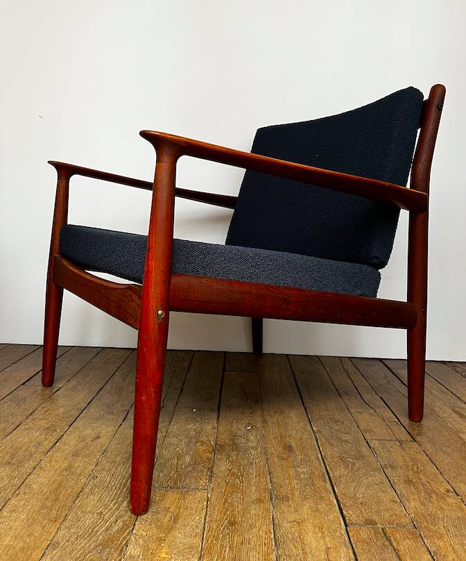 Fauteuil danois en teck et bouclette bleu