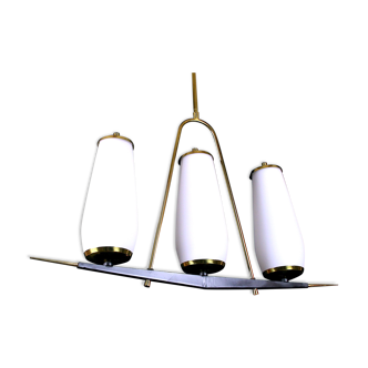 Lustre noir & laiton, Maison Arlus, avec trois grandes opalines blanches, France mid-century