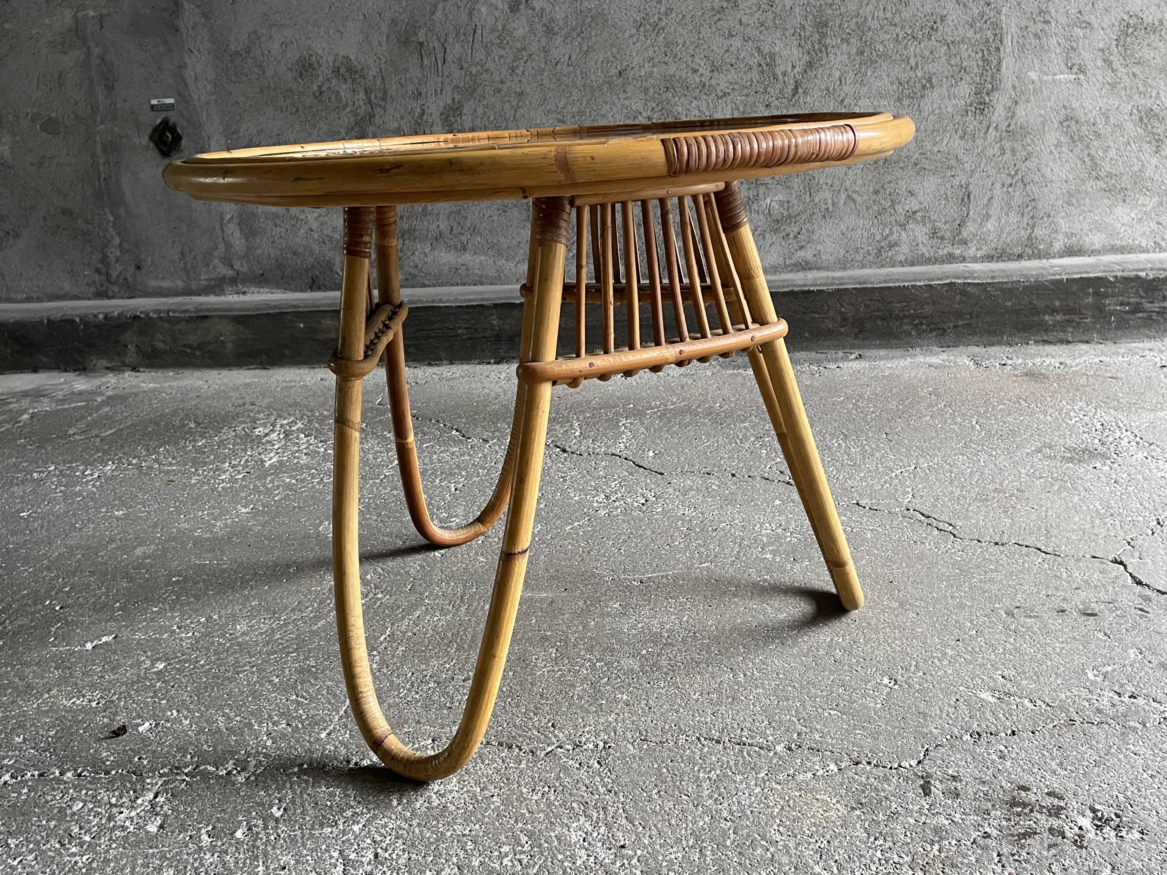 Round coffee table in rattan and glass tray