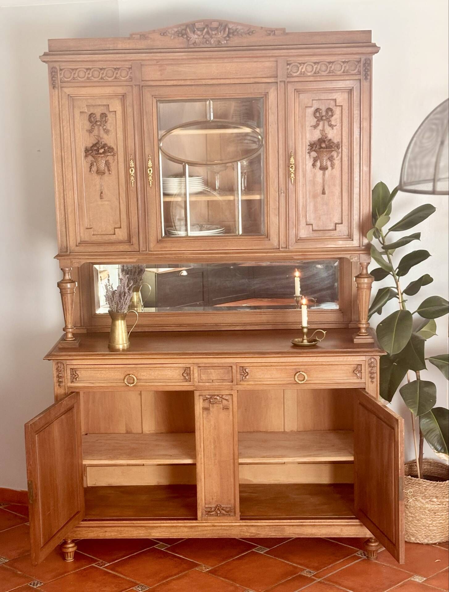Buffet deux corps en style Louis XVI en chêne sculpté avec miroir – Born