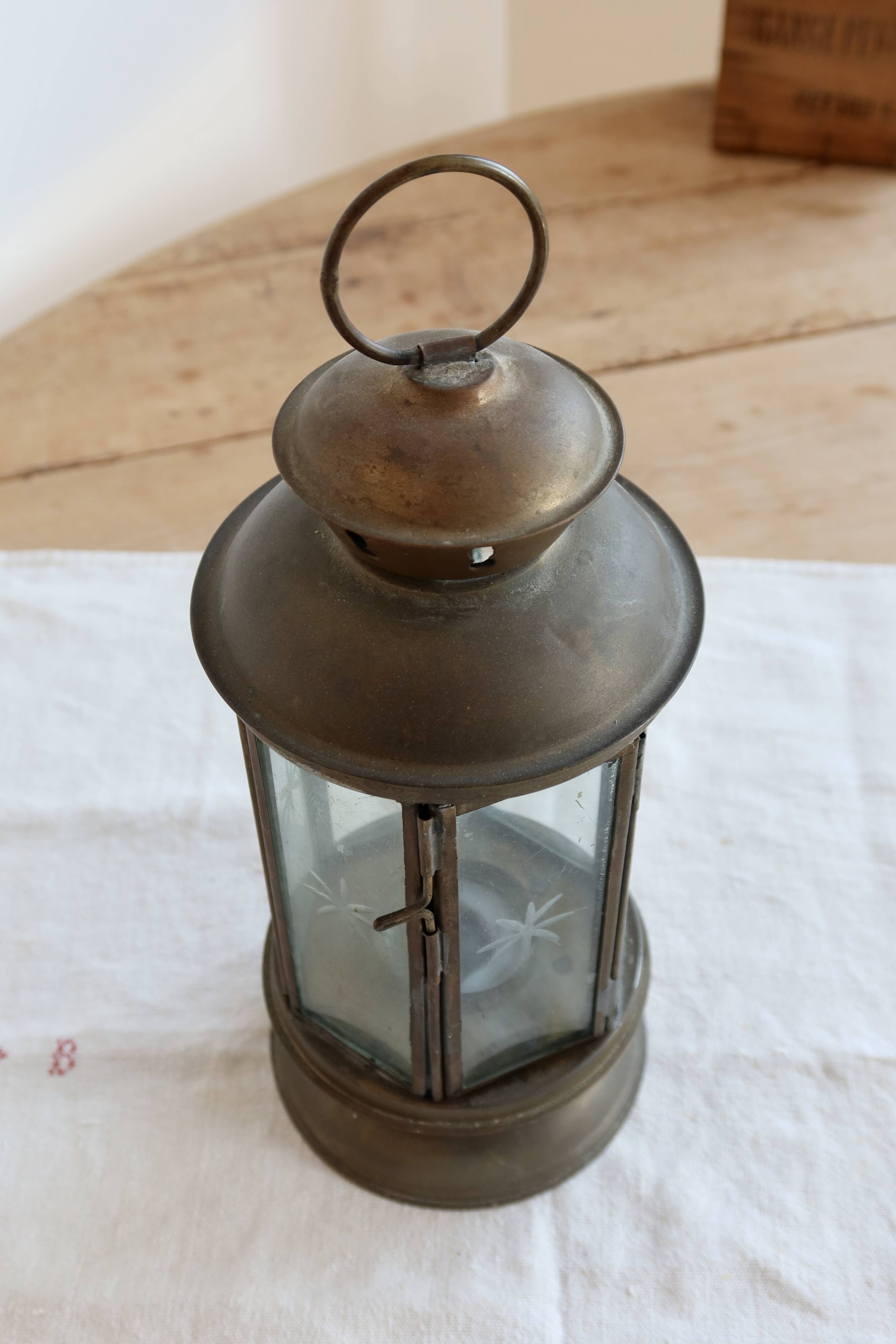 Antique lantern in patinated gold metal and engraved glass – decorative candlestick style