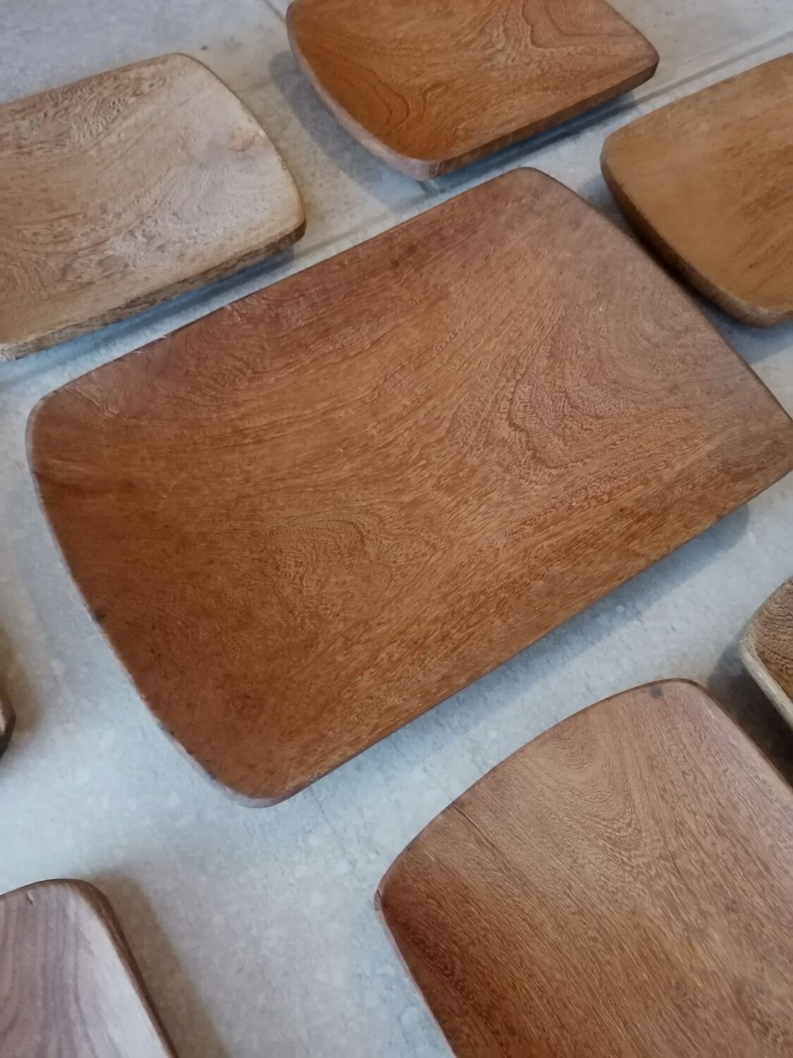 Ensemble assiettes et plat scandinave en bois massif vintage