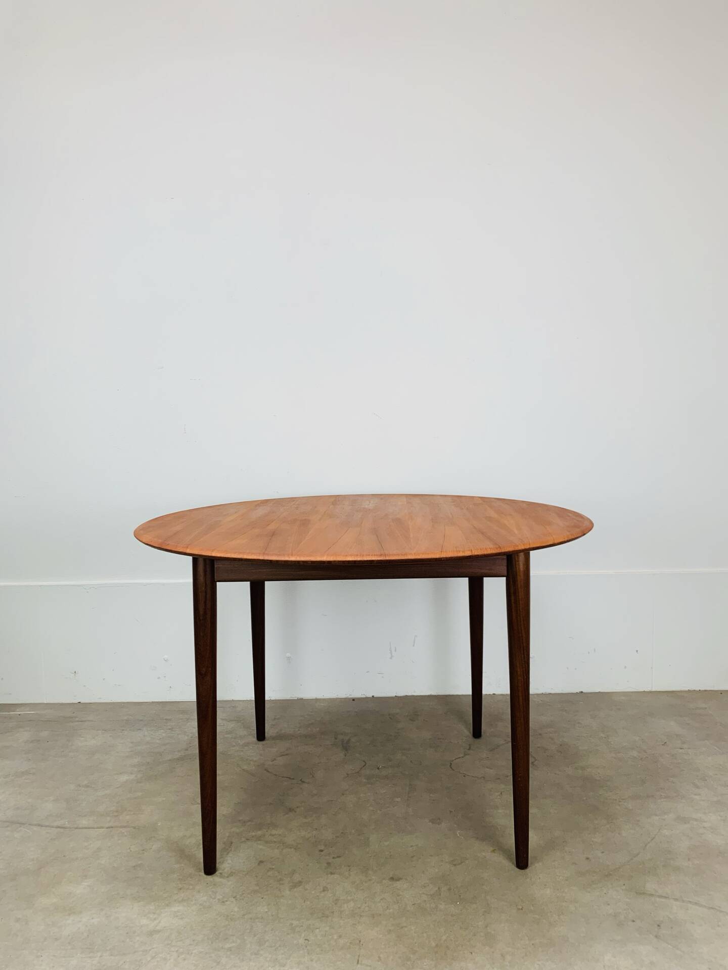 Table ronde scandinave en teck, 1960