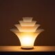 Lampe « pétales » en verre opalescent blanc et bleuté. 21e siècle.
