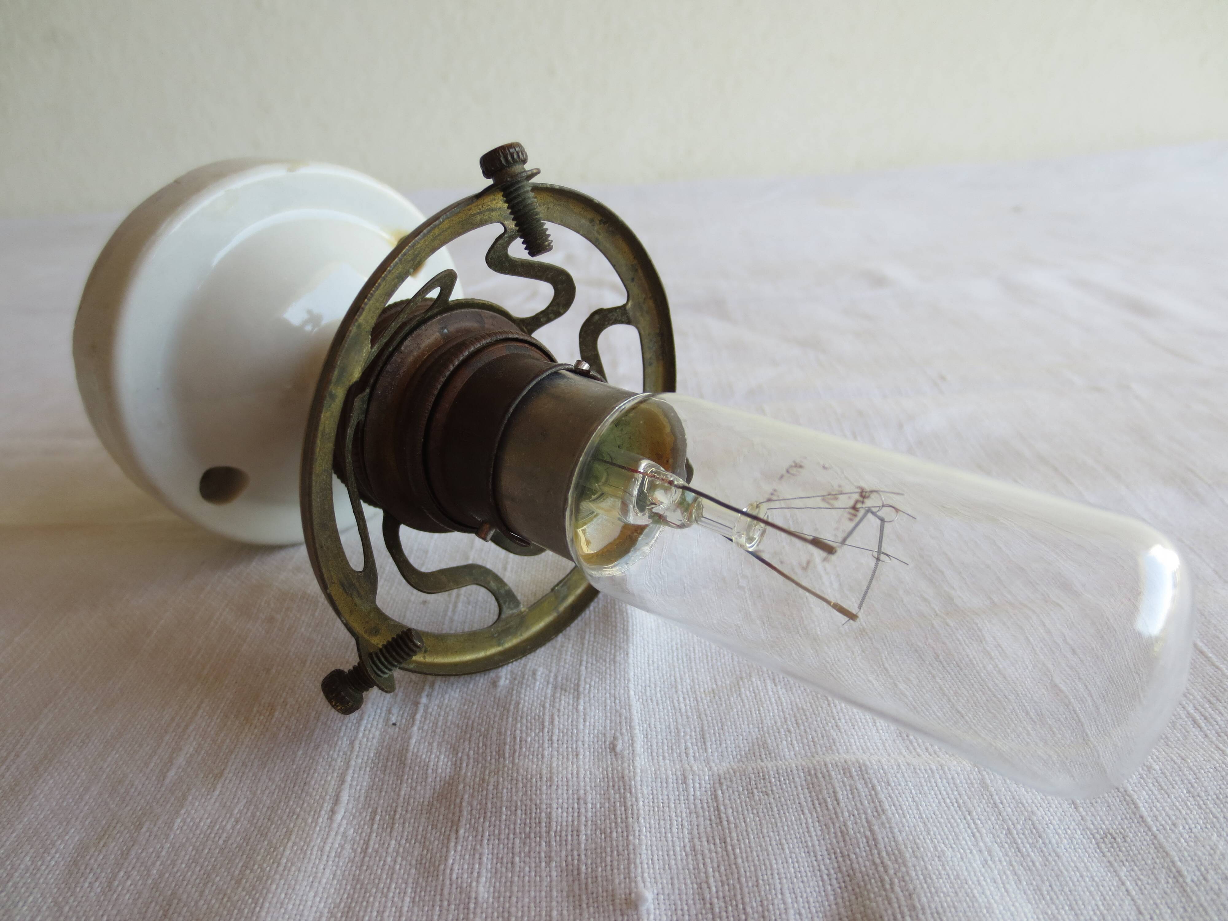 Straight wall or ceiling light fixture