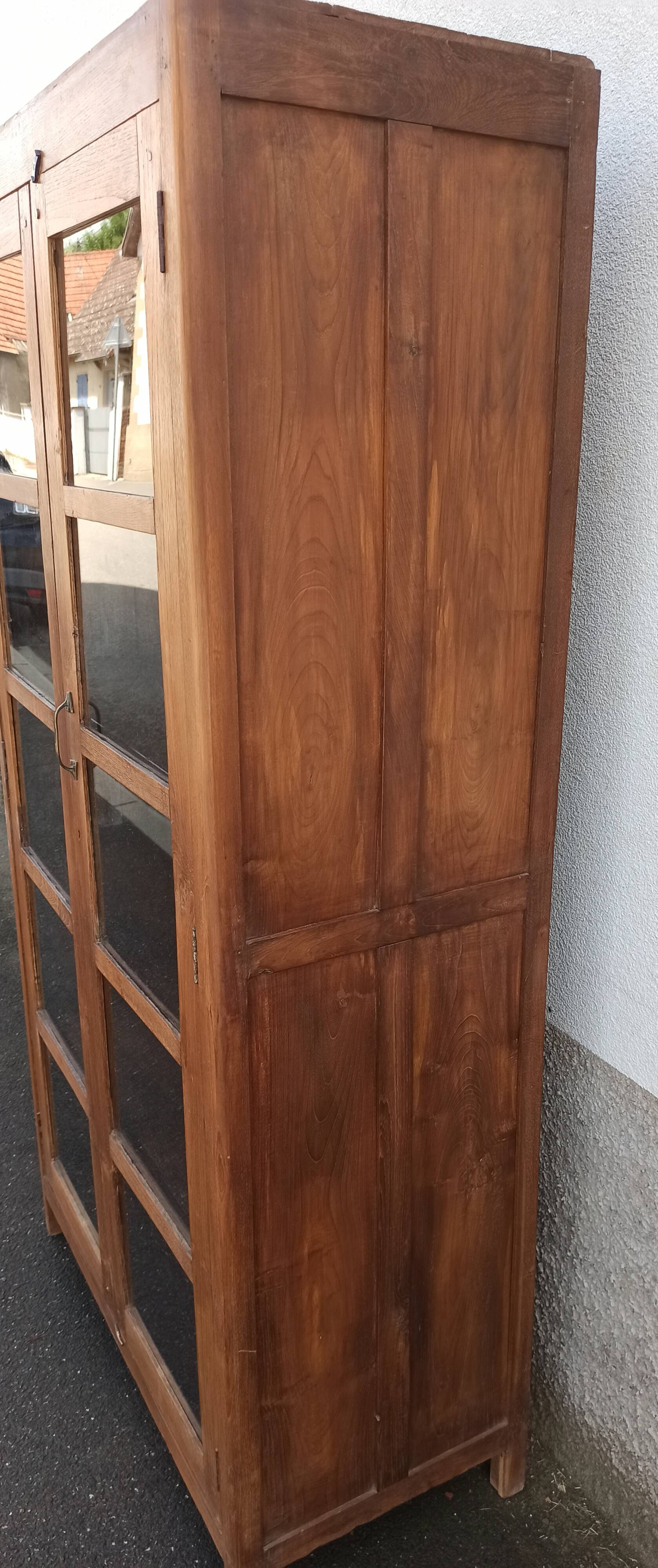 Armoire vitrée en bois