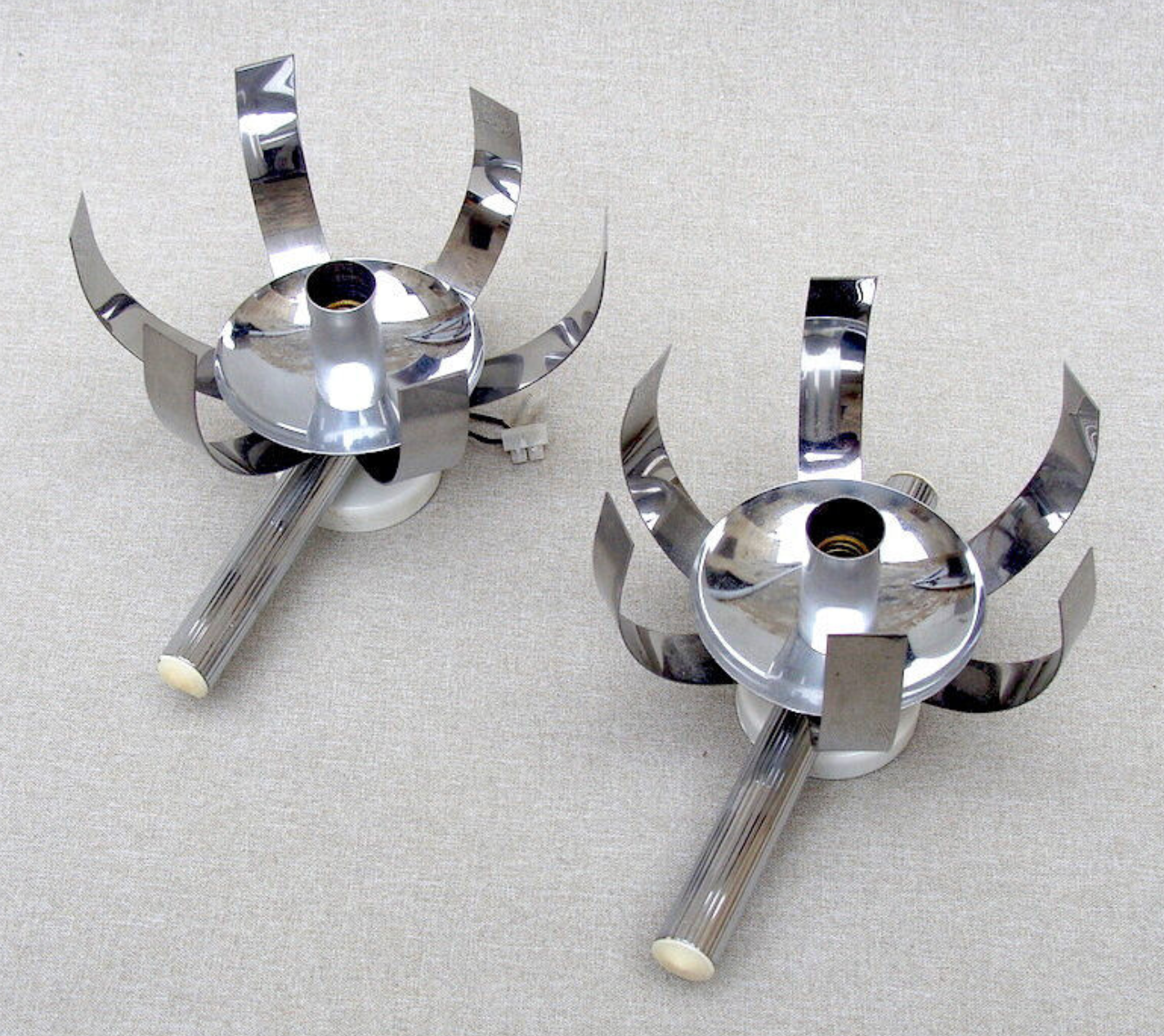 Pair of wall lamps "Fleur de lumière" Trocmé chromed aluminum, 70s