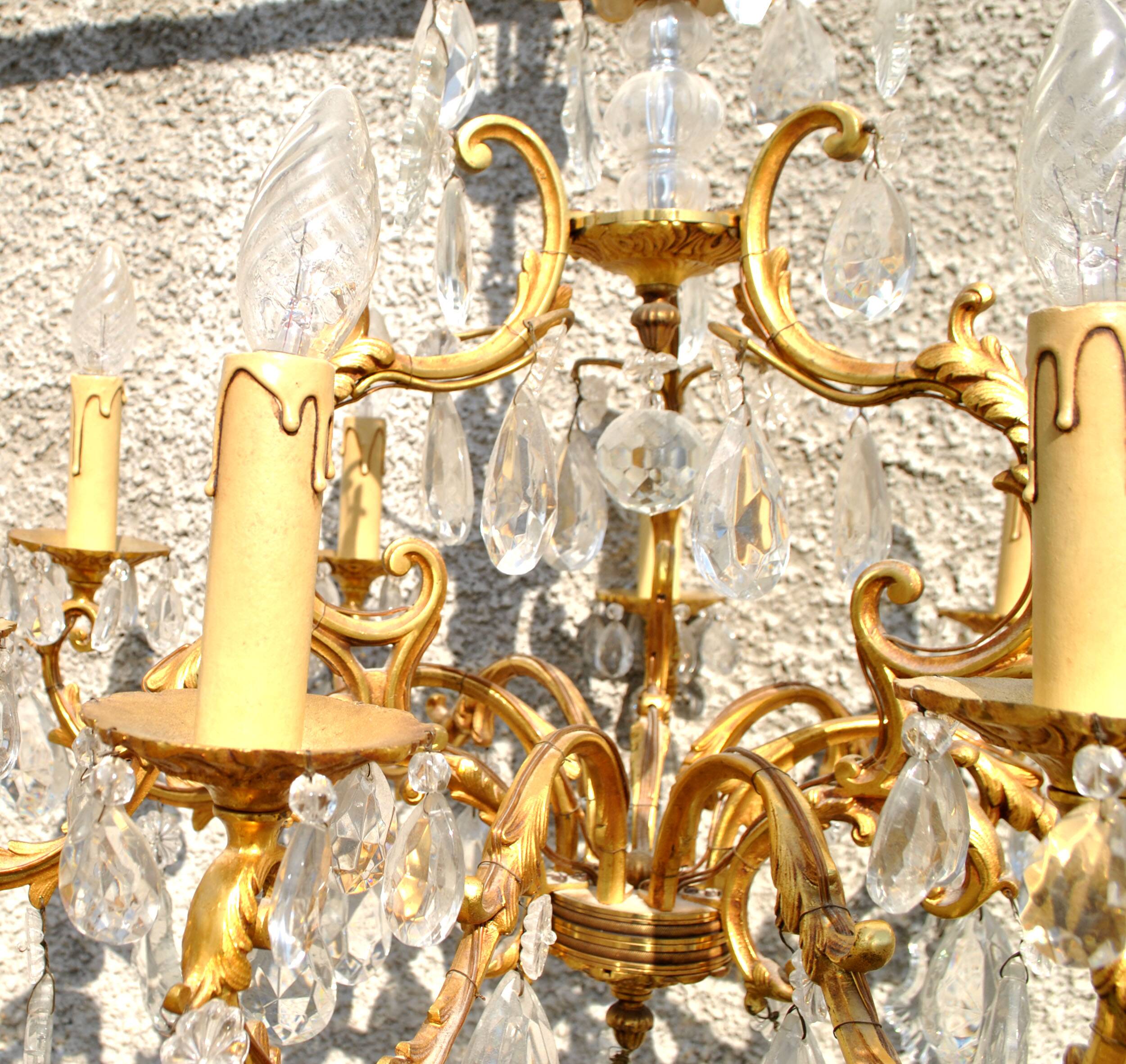Lustre à pampilles 9 feux monumental en bronze doré et cristal suspension