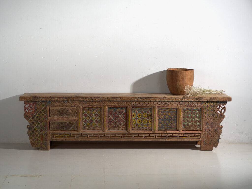 Buffet bas ancien chinois sculpté en sapin à panneaux ornés – Gansu, vers 1930