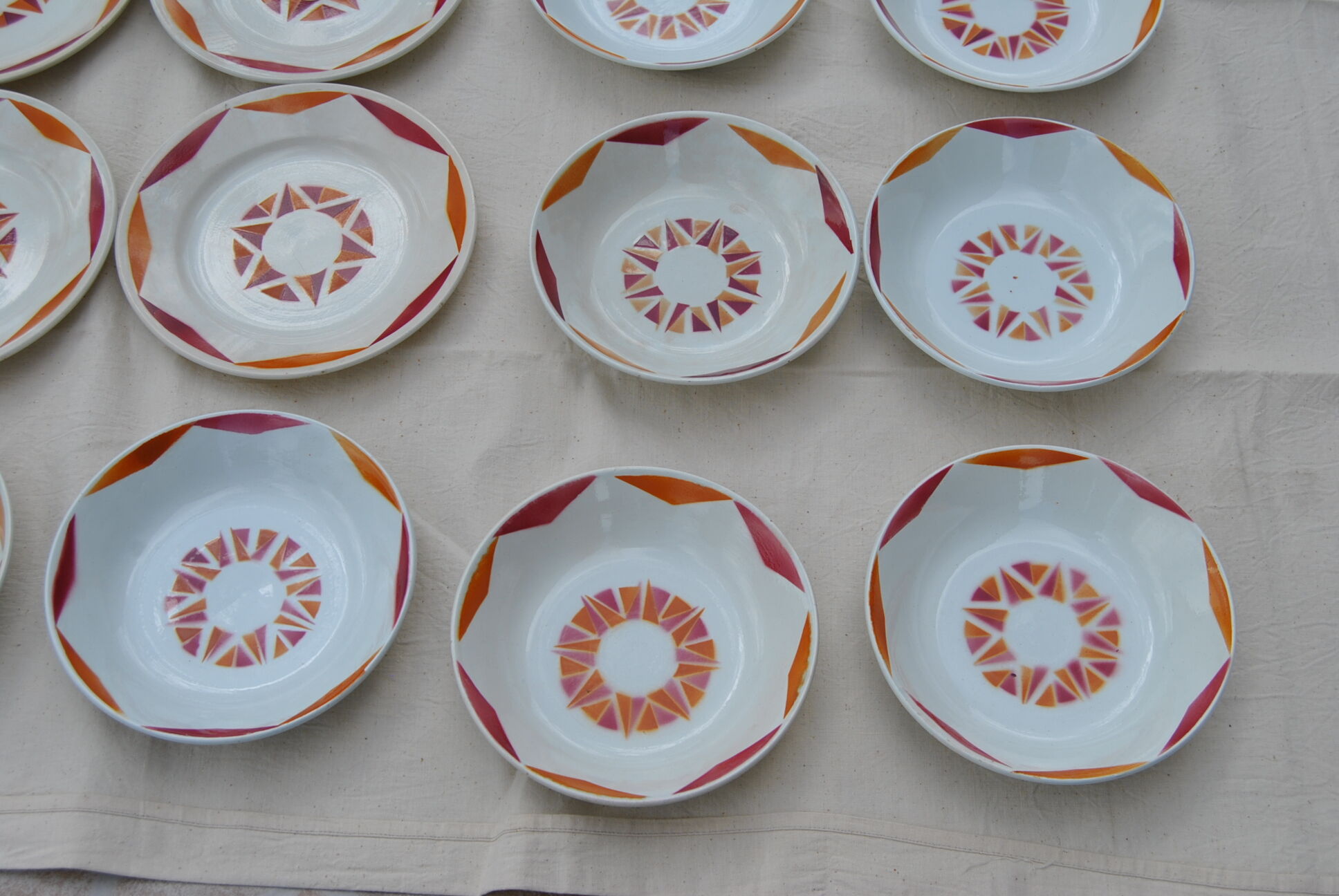 Series of 20 modernist plates Faïencerie de Castres