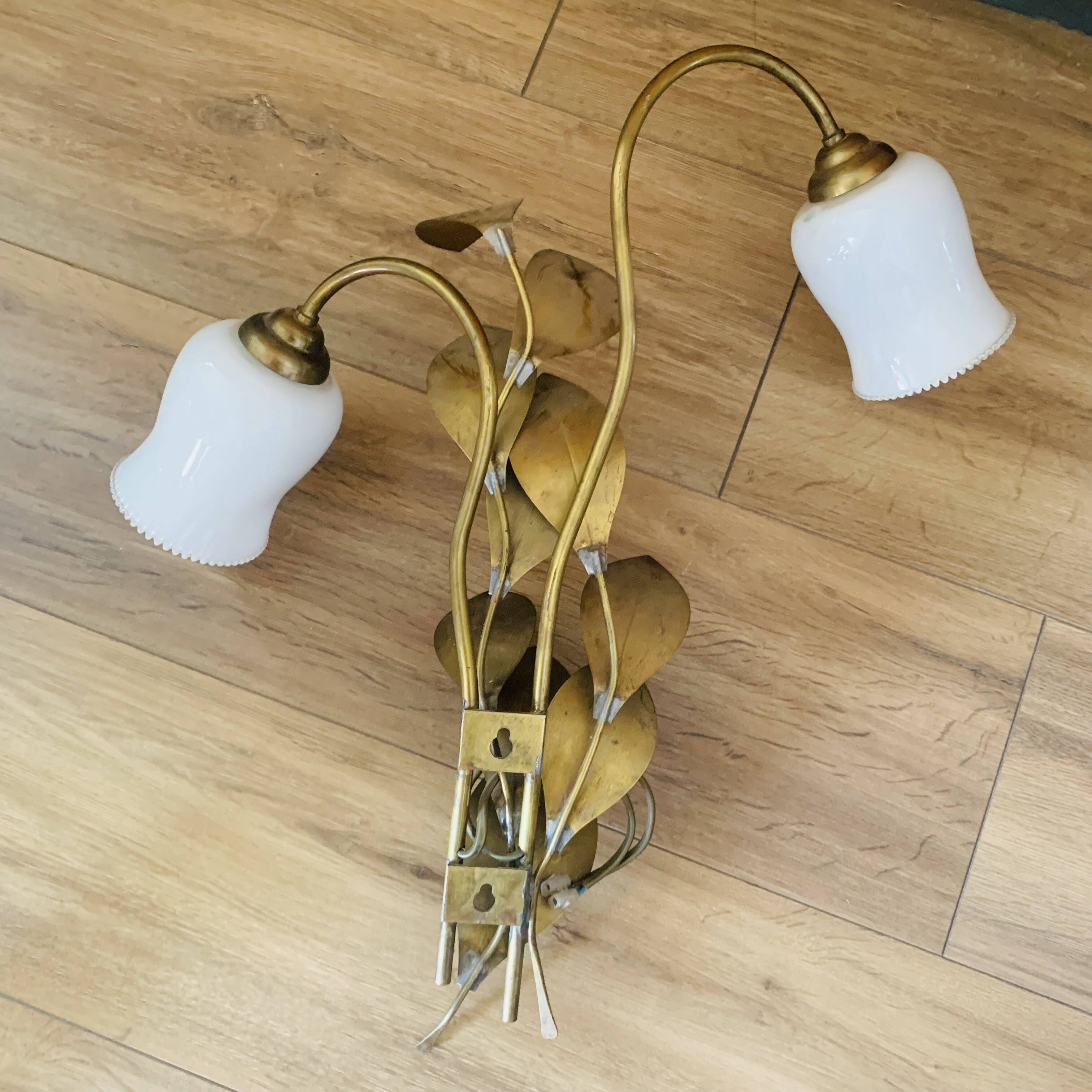 Floral wall light with 2 bulbs in brass and opaline, – 1950s/60s