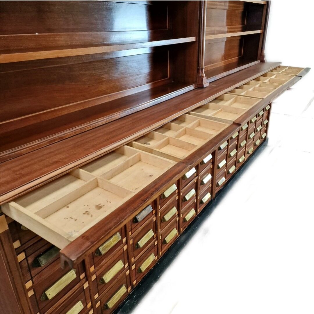 Grand cabinet d’apothicaire antique en acajou, 1909