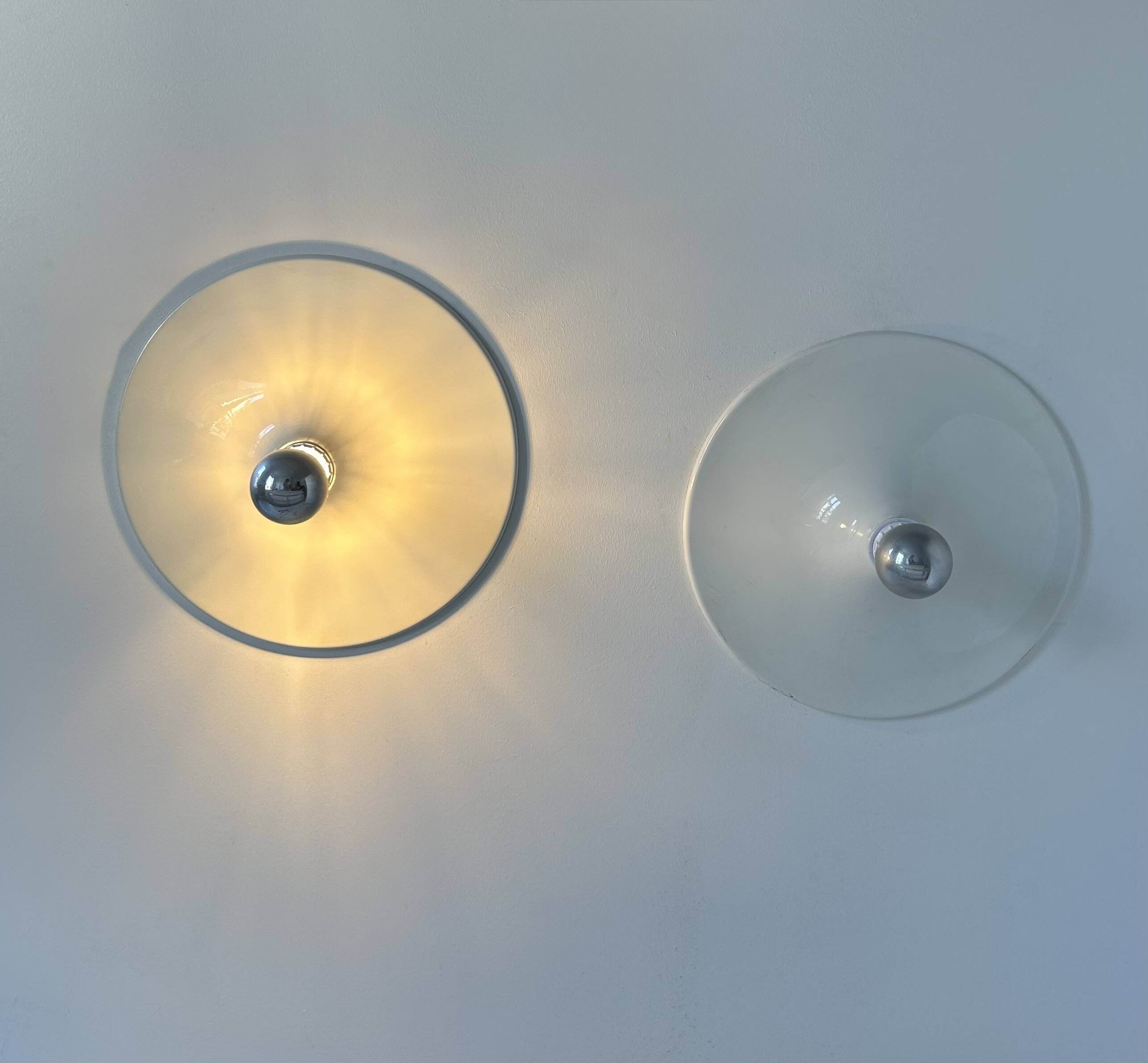 Pair of vintage wall lights, white lacquered metal, Italy 1970.