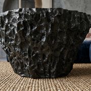 Table basse sculptée brutaliste “Météorite” – pièce unique