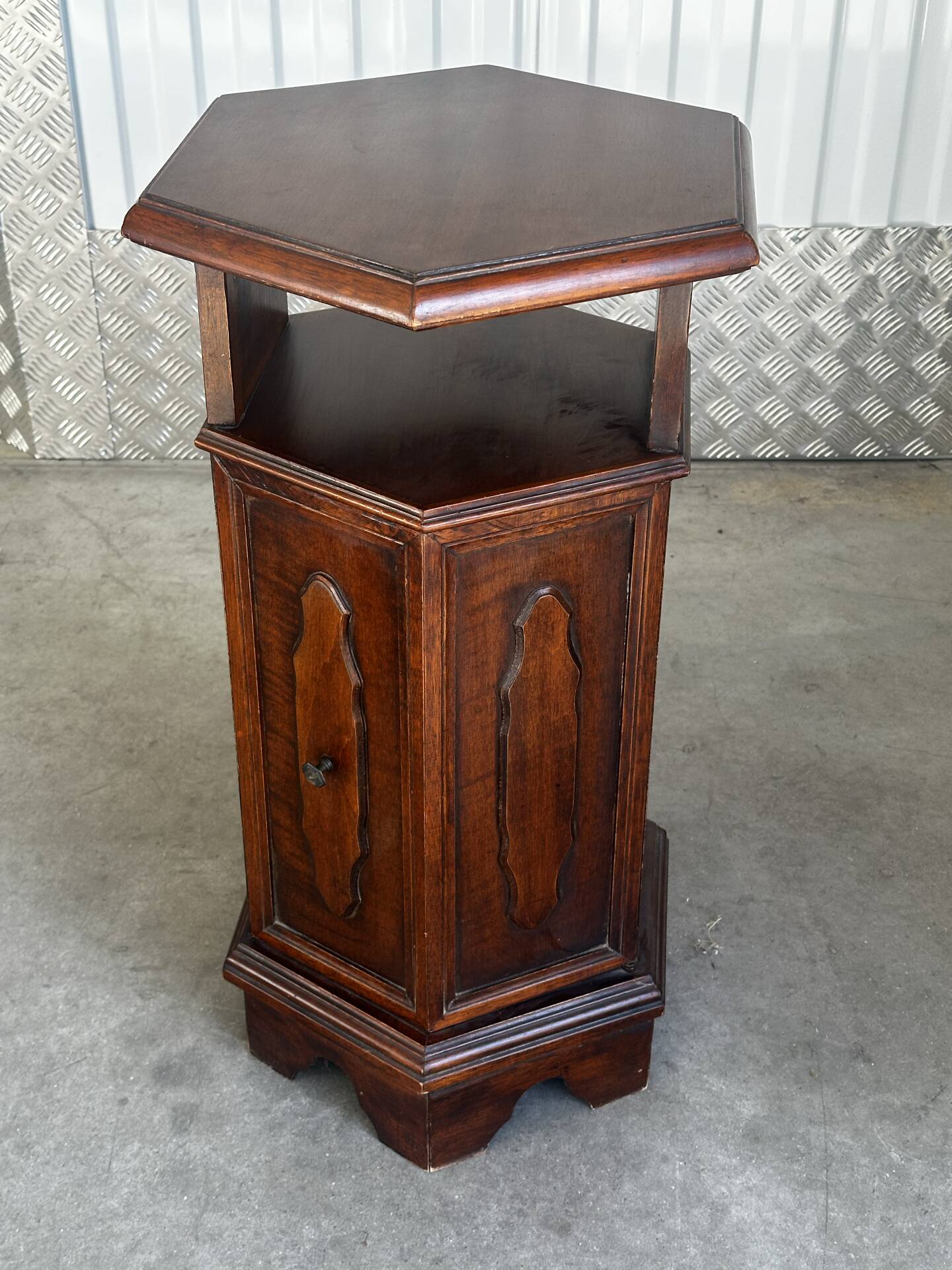 Meuble d’appoint hexagonal en bois d’acajou– XXe siècle