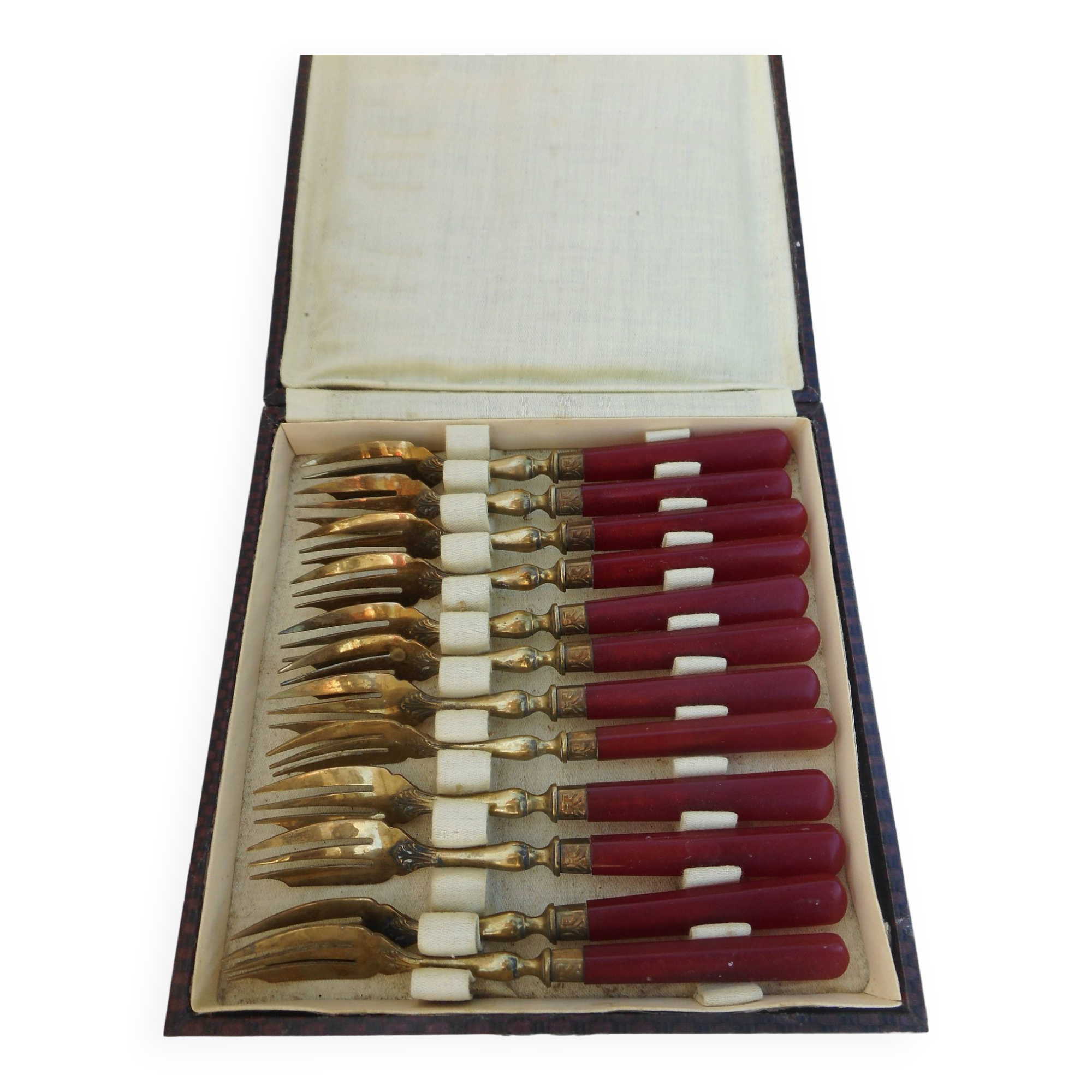 Twelve bakelite handle cake forks