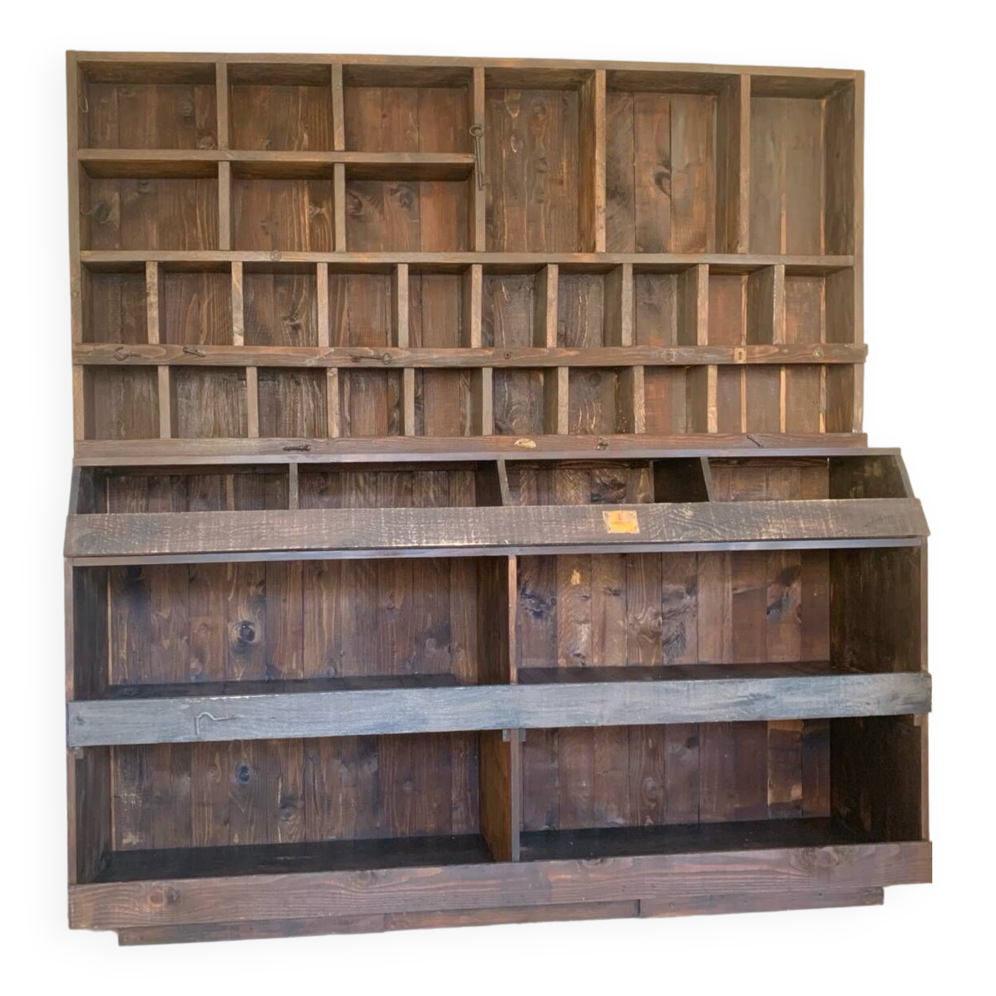 Trade furniture with lockers