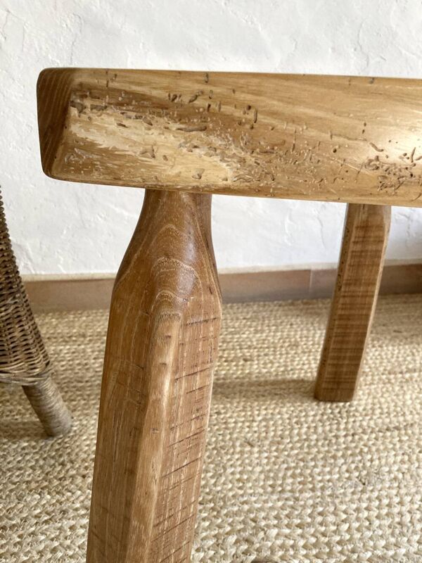 Table basse brutaliste tripode en bois de frêne olivier massif