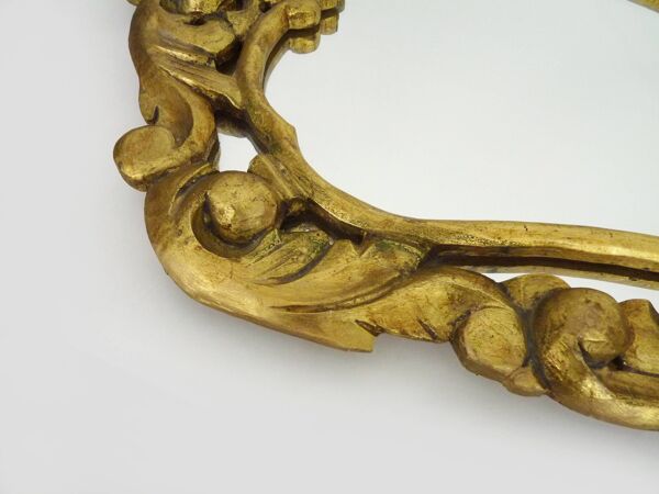 Ancien miroir mural en bois et stuc doré à décor de coquillage, miroir à fronton style Louis XV