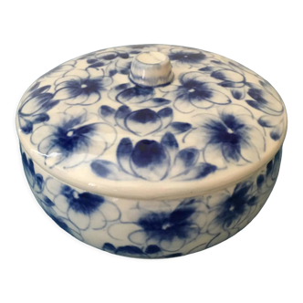 Bonbonnière en porcelaine. Motifs fleurs bleues sur fond blanc