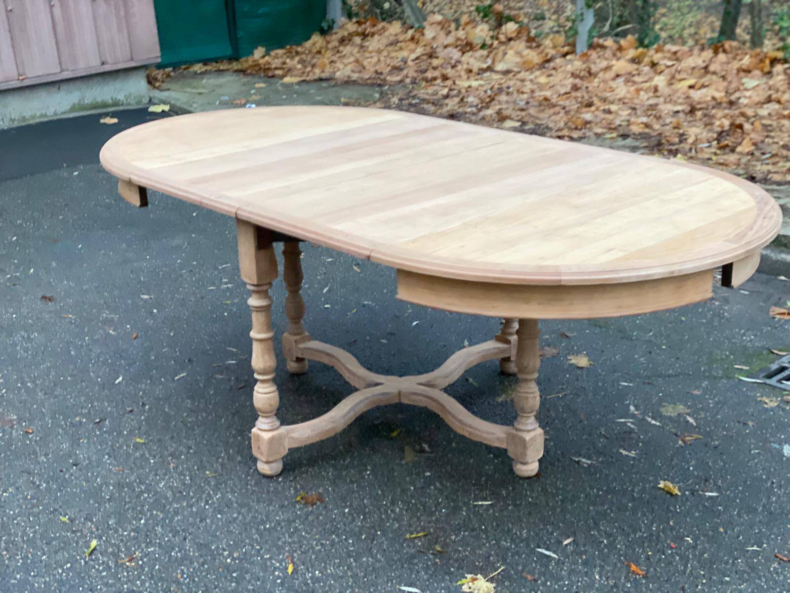 Extendable round farmhouse dining table restored in solid oak from the 19th century