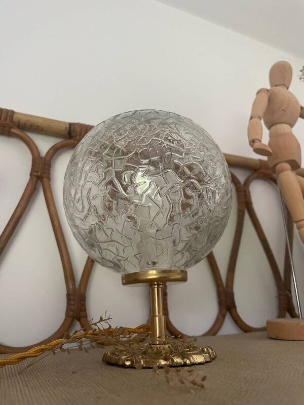 Petite Lampe artisanale globe rond craquelé base laiton doré